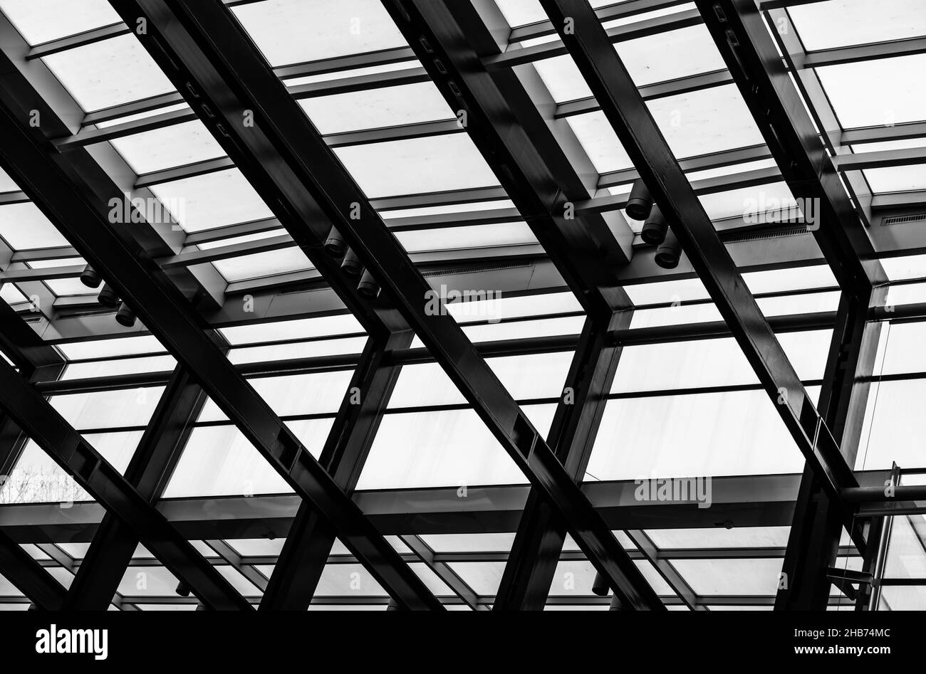 Ljubljana, Slovénie - 04 07 2018: Conception abstraite avec lignes de verre et d'acier et diagonales à la Galerie nationale de Slovénie Banque D'Images