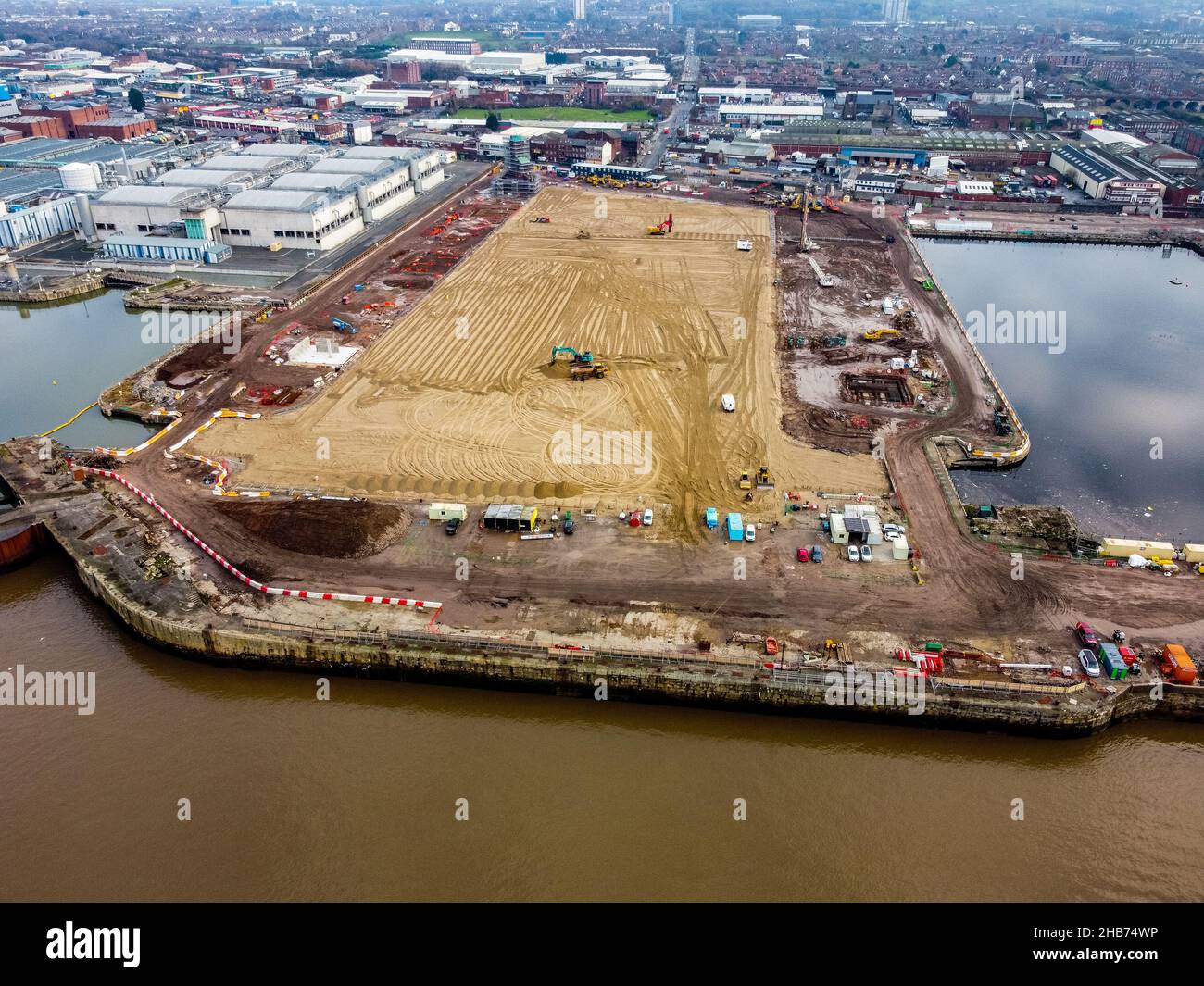 Vue aérienne des travaux de construction sur le site du nouveau stade du club de football d'Everton en cours de construction au quai de Bramley-Moore.Date de la photo: Vendredi 17 décembre 2021. Banque D'Images