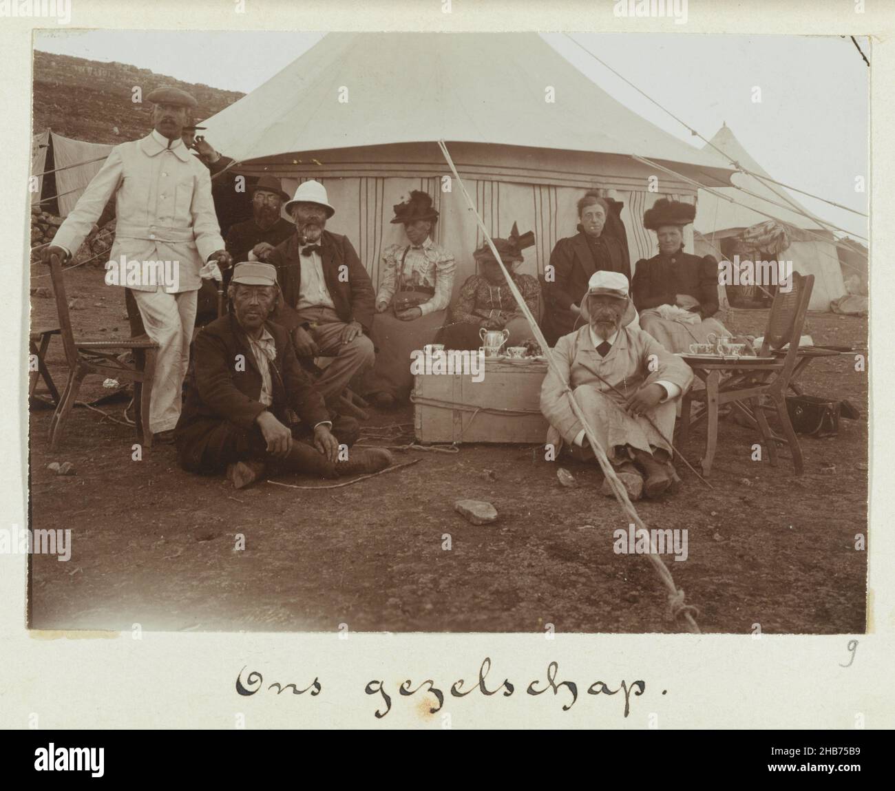 La fête de voyage buvant du thé, assis devant une tente, Syrie, notre compagnie, L. Heldring, Syrië,1898, support photographique, hauteur 79 mm × largeur 110 mm Banque D'Images