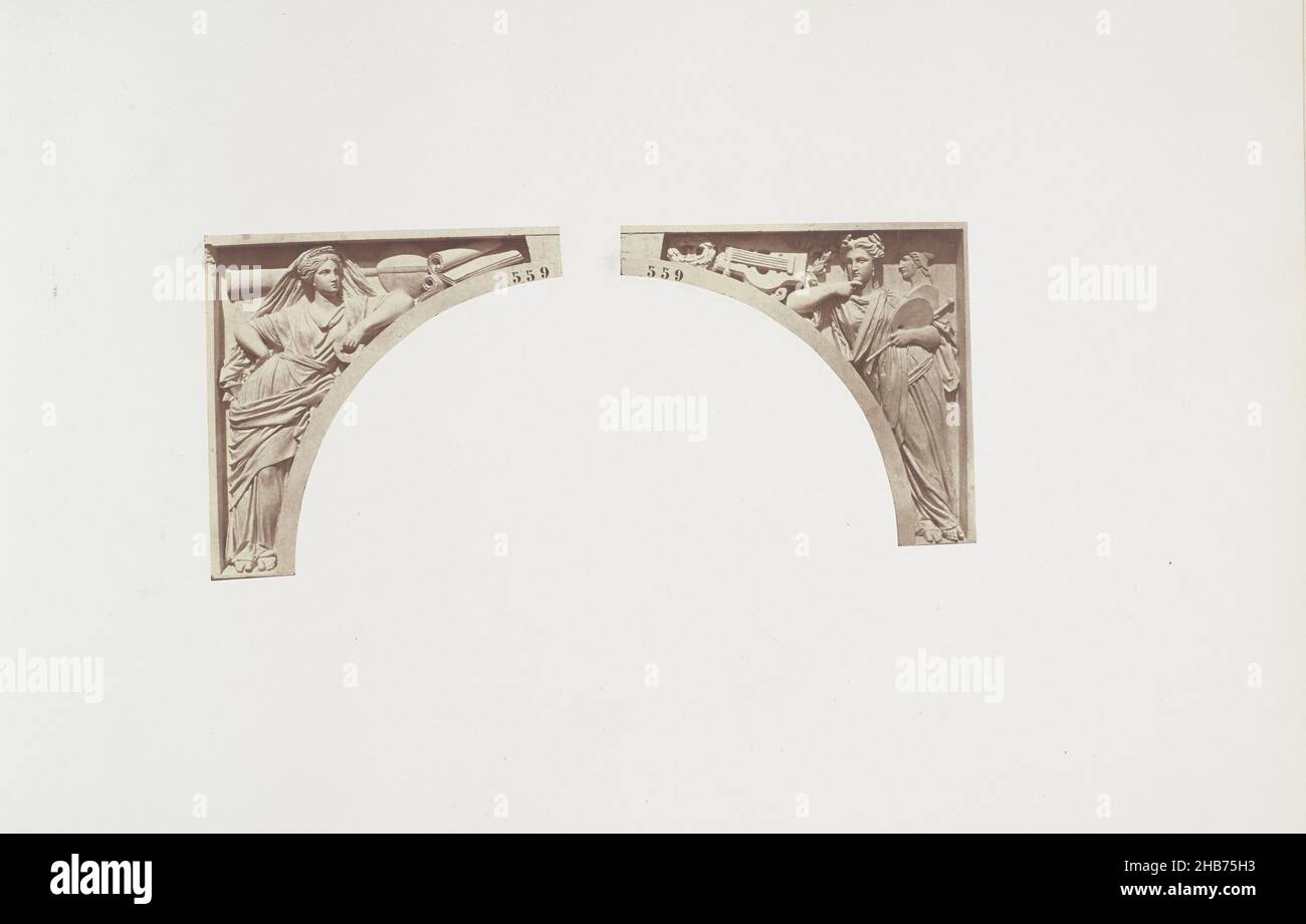Maquettes de plâtre pour sculptures au Palais du Louvre : gauche la Science moderne par Emile Knecht et droite l'Art par Emile Seurre, partie de la Réunion des Tuileries au Louvre 1852-1857, album 1., Édouard Denis Baldus, Frédéric Emile Knecht, Paris,c.1855 - c.1857, papier, imprimé en papier salé, hauteur 378 mm × largeur 556 mm Banque D'Images