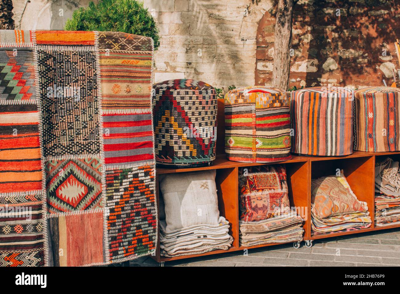 Magasin de tapis avec variété de tapis orientaux traditionnels, tapis, oreillers et poufs avec éléments décoratifs.Souvenir touristique populaire.Sélectif Banque D'Images