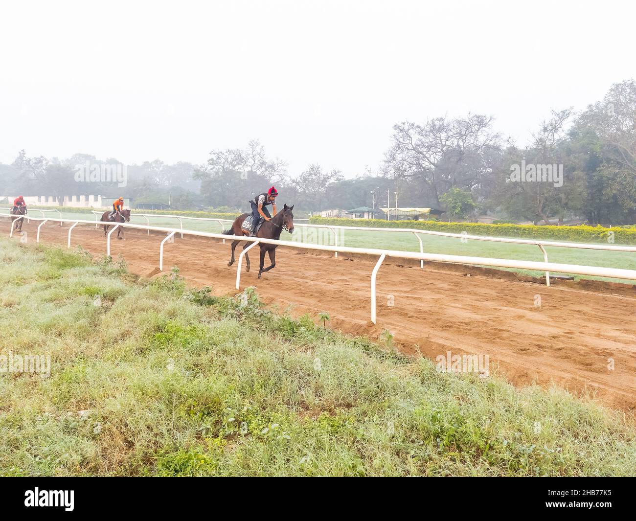 Jockeys à cheval en début de matinée sur la piste de Pune course Inde le 7 décembre 2021 Banque D'Images