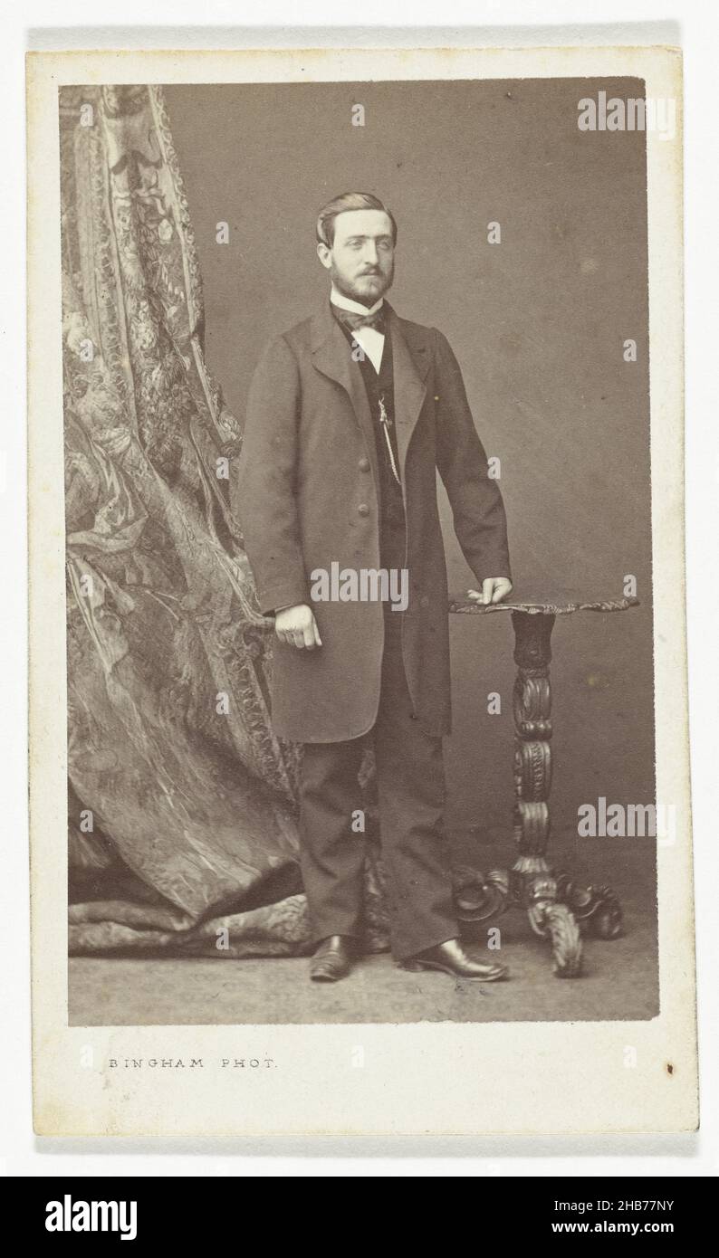Portrait d'un inconnu, Robert Jefferson Bingham (mentionné sur l'objet), Paris, 1859 - 1870, support photographique, carton,imprimé albumine, hauteur 90 mm × largeur 56 mm hauteur 103 mm × largeur 63 mm Banque D'Images