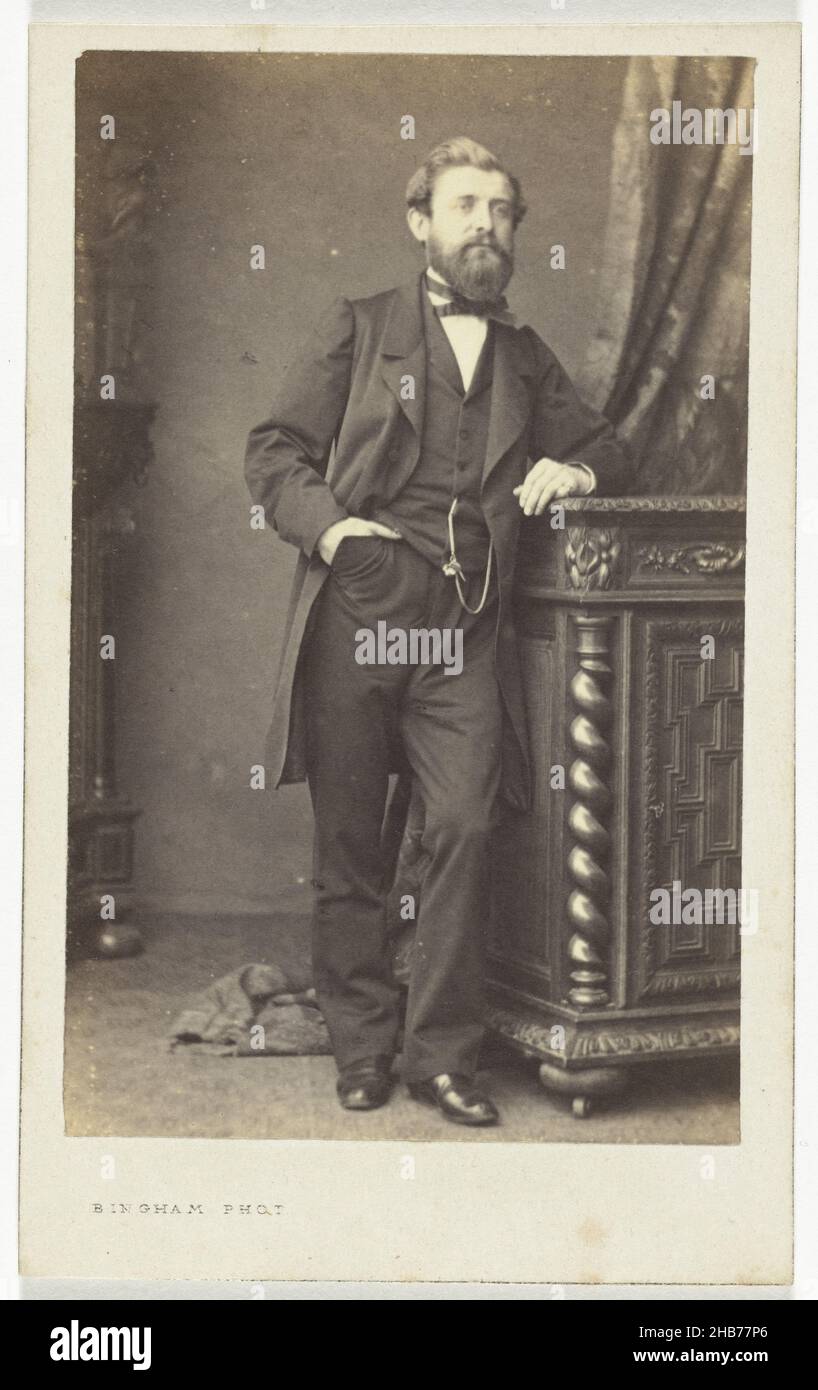 Portrait d'un inconnu, Robert Jefferson Bingham (mentionné sur l'objet), Paris, 1859 - 1870, support photographique, carton,imprimé albumine, hauteur 89 mm × largeur 56 mm hauteur 103 mm × largeur 63 mm Banque D'Images