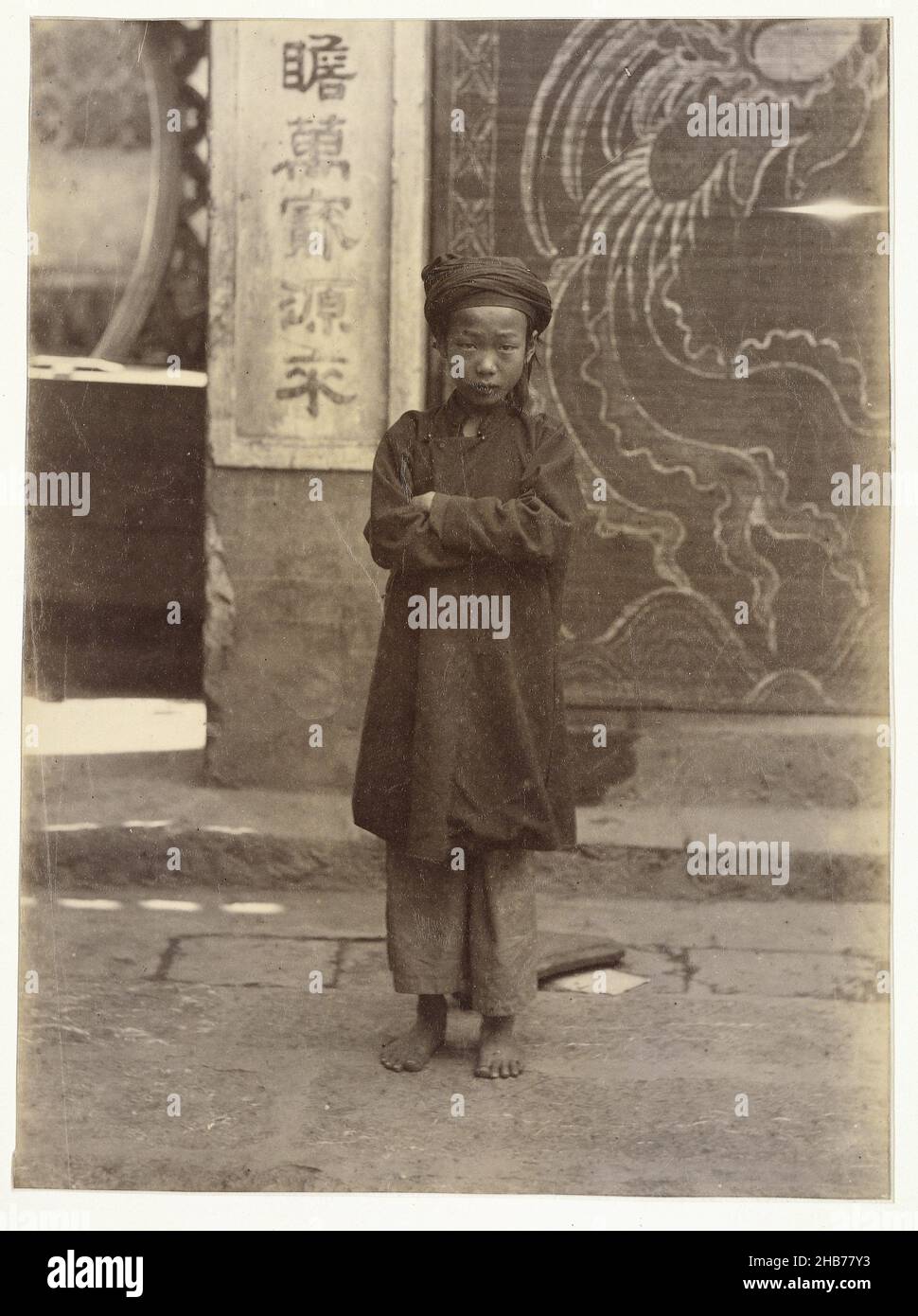 Portrait d'un garçon inconnu dans la rue, Indochine, anonyme, Indo-Chine, 1870 - 1890,papier, imprimé albumine, largeur 170 mm × hauteur 227 mm Banque D'Images