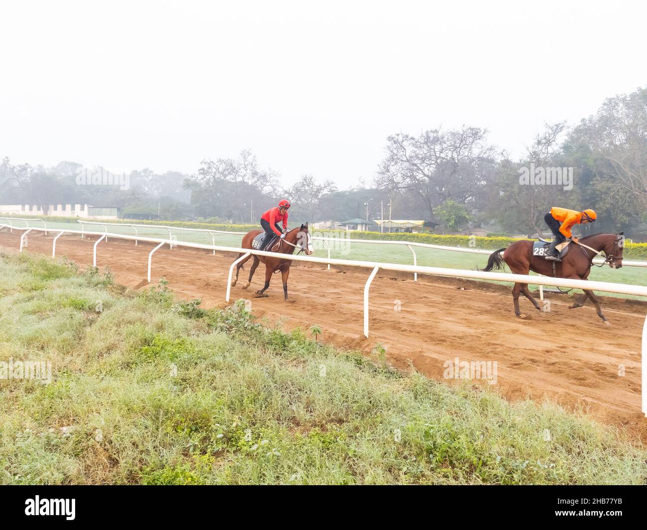 Jockeys à cheval en début de matinée sur la piste de Pune course Inde le 7 décembre 2021 Banque D'Images