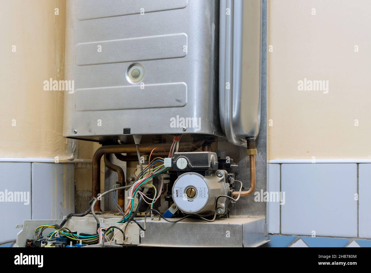 Technicien chargé de l'entretien de la chaudière à gaz pour l'eau chaude et  le chauffage Photo Stock - Alamy