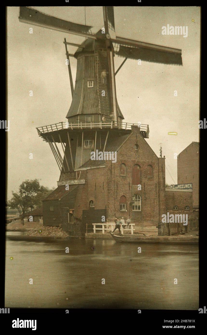 Moulin à maïs à vapeur de Adriaan sur la Spaarne, Haarlem, anonyme, 1912, verre,papier, hauteur 144 mm × largeur 94 mm Banque D'Images