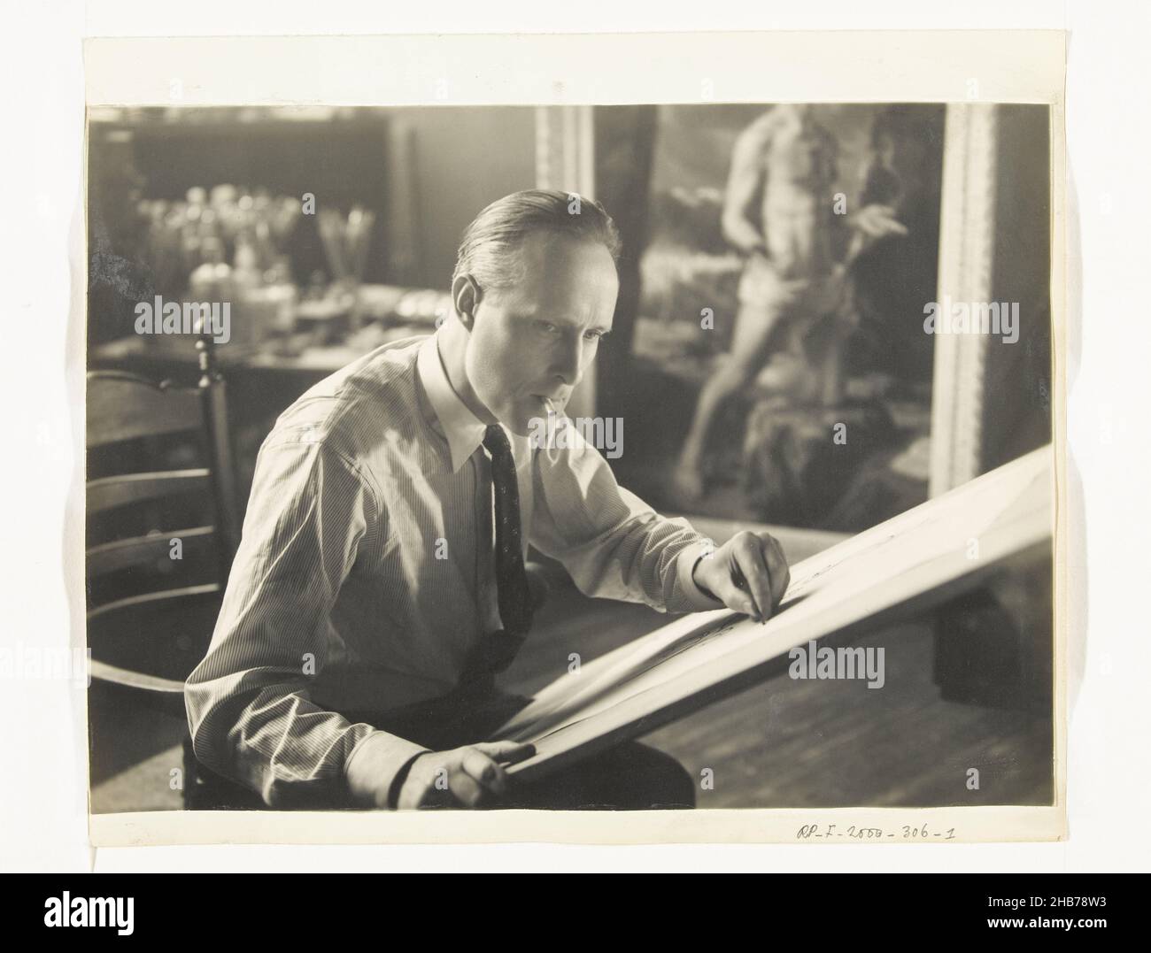 Portrait de Carel Willink dans son studio, avec la peinture 'l'Hermit' (1938) en arrière-plan, Jacob Merkelbach (mentionné sur l'objet), pays-Bas, 1938 - 1940, papier, papier, papier d'impression en gélatine argentée,hauteur 160 mm × largeur 219 mm Banque D'Images