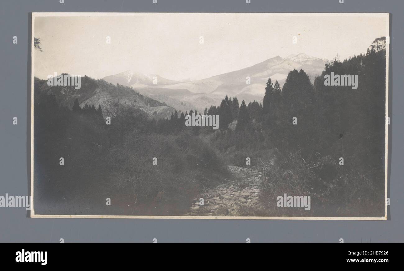 Paysage montagneux avec forêts, Nikko, Japon, Jan Adriani (cercle de), Japon, 1907, papier, papier, imprimé gélatine argentée,hauteur 78 mm × largeur 137 mm Banque D'Images