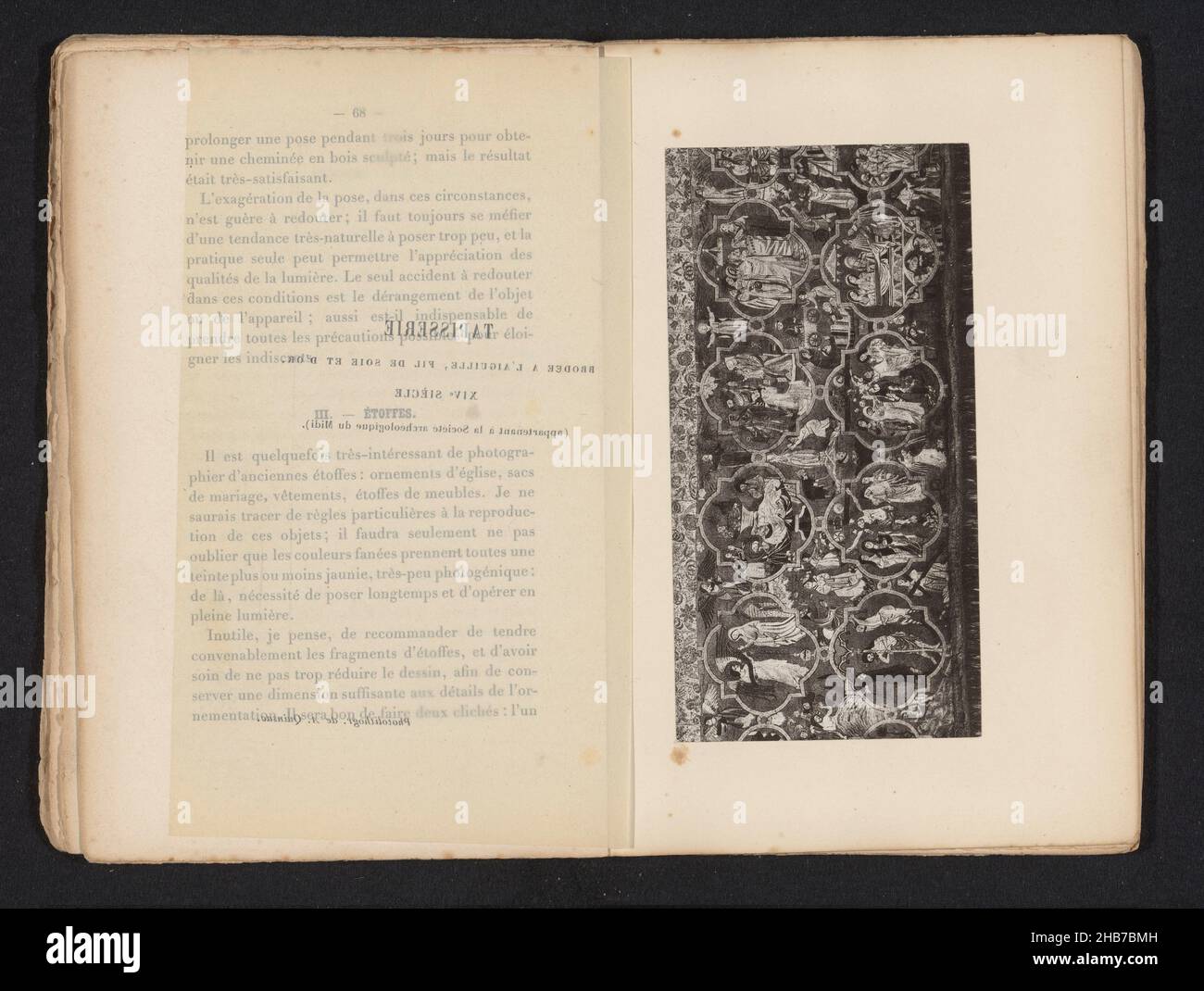 Tapisserie avec scènes bibliques, Tappisserie Brodee a l'aiguille, fil de joie et d'Or.XIVth Siècle (titre sur objet), André Quinsac (mentionné sur objet), André Quinsac (mentionné sur objet), Toulouse, c.1869 - avant 1879, papier, collotype, hauteur 70 mm × largeur 135 mm Banque D'Images