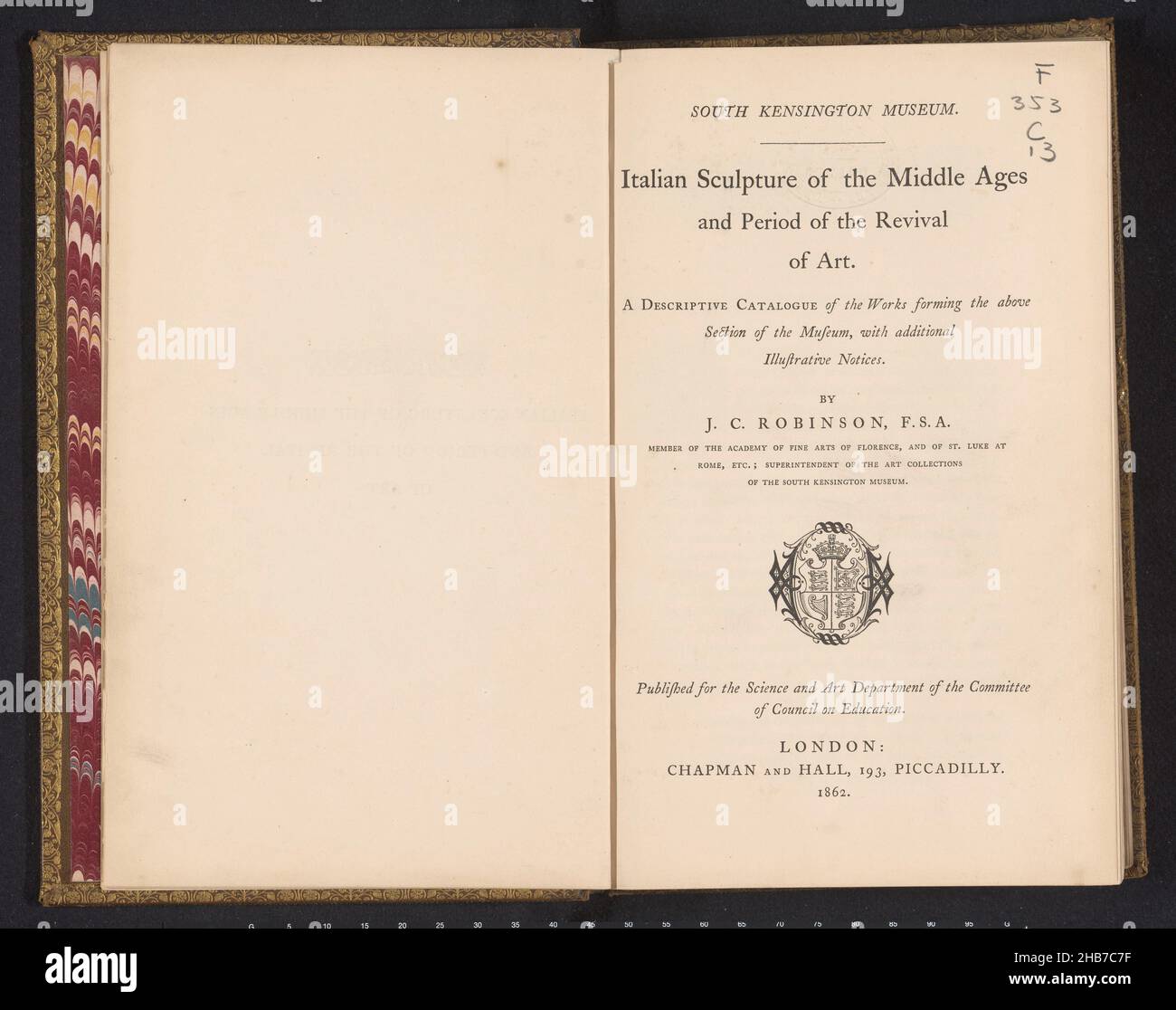 Sculpture italienne du Moyen âge et période de la renaissance de l'art un catalogue descriptif des œuvres formant la section ci-dessus du musée (titre sur objet), John Charles Robinson (mentionné sur objet), éditeur: Chapman & Hall (mentionné sur objet), Londres, 1862, papier, cuir,imprimé albumine, papier marbré peigné, gravure, hauteur 153 mm × largeur 165 mm × épaisseur 4 mm Banque D'Images