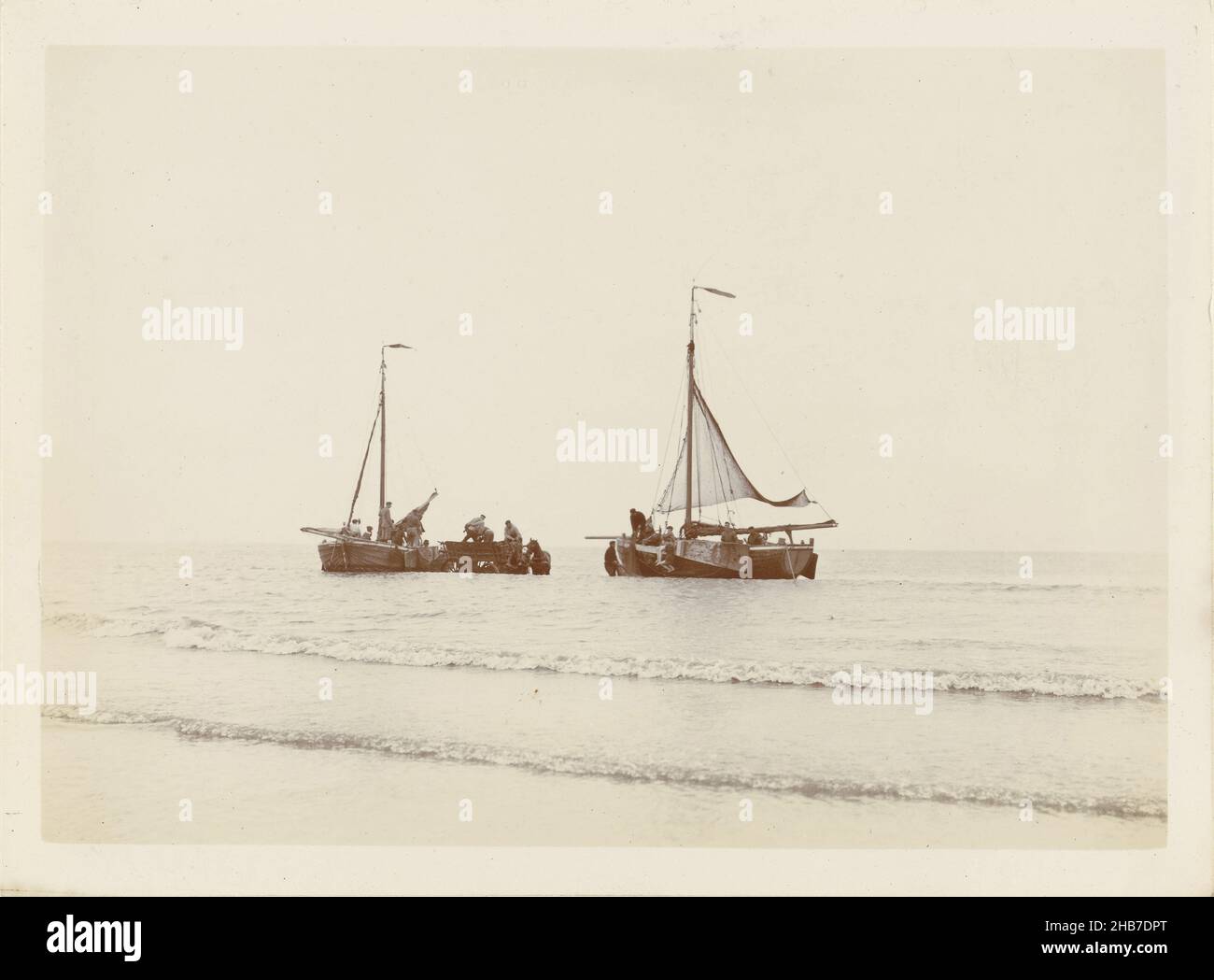 Chariot tiré par deux chevaux près de deux bateaux de pêche sur la côte près de Scheveningen, James Higson (attribué à), Scheveningen, 1904, papier baryta, hauteur 109 mm × largeur 153 mm Banque D'Images