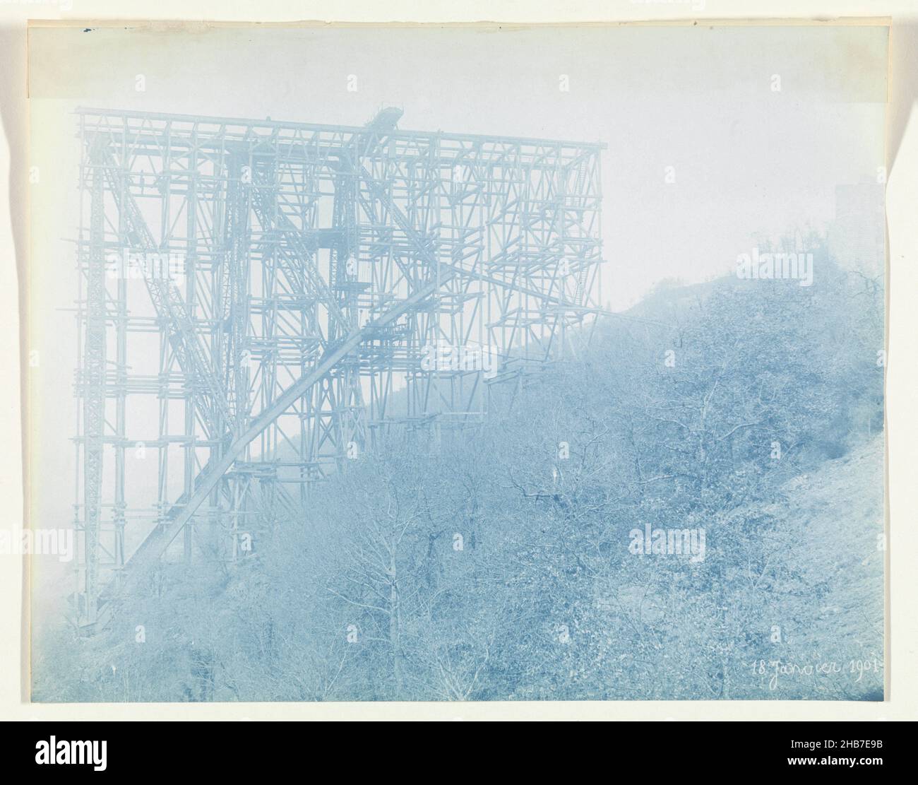 Construction du Viaduc de Viaur en France par la Société de Construction des Battignolles, 18 janvier 1901, anonyme, France,18-Jan-1901, support photographique, cyanotype, hauteur 225 mm × largeur 285 mm Banque D'Images