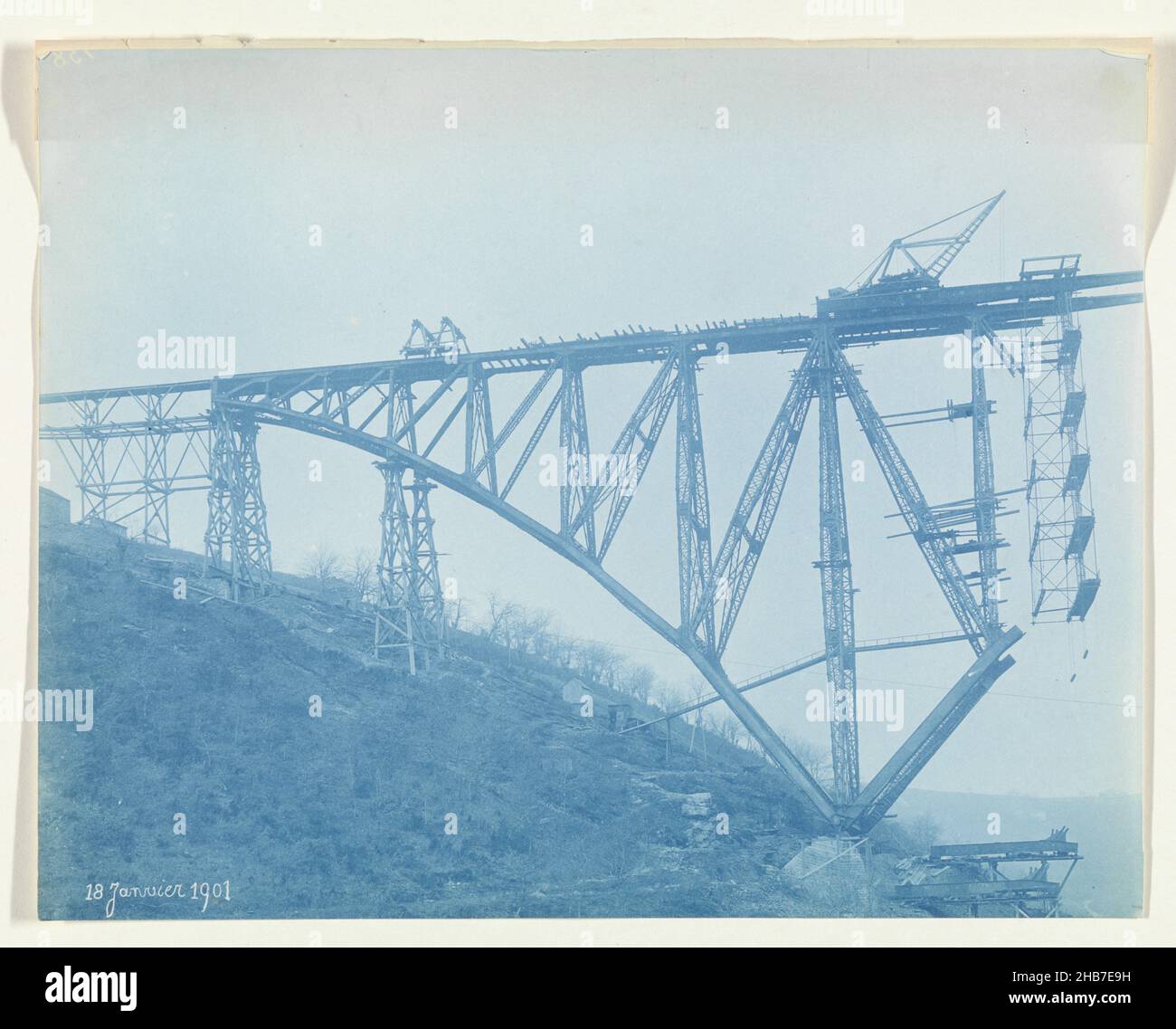 Construction du Viaduc de Viaur en France par la Société de Construction des Battignolles, 18 janvier 1901, anonyme, France,18-Jan-1901, support photographique, cyanotype, hauteur 225 mm × largeur 285 mm Banque D'Images