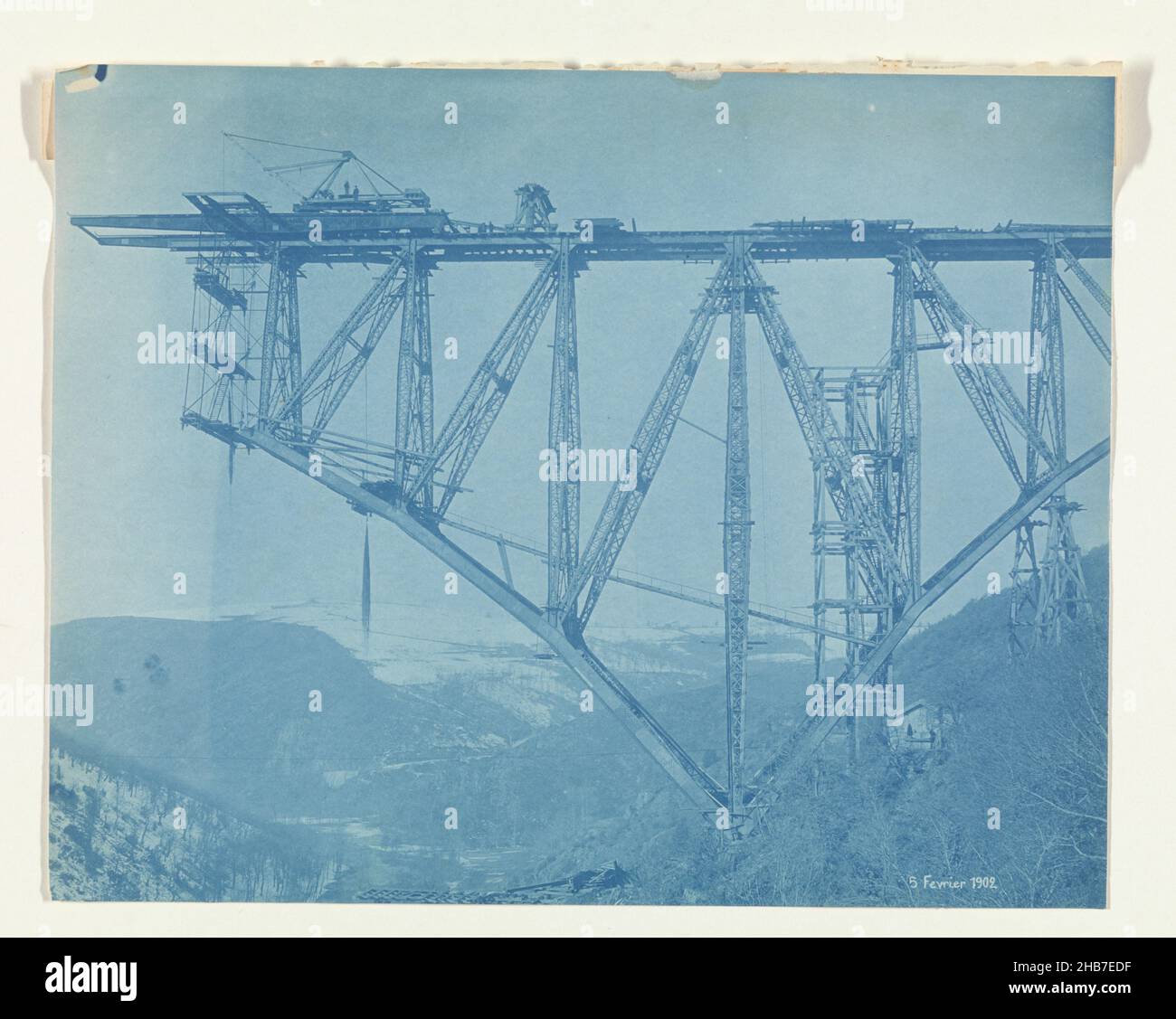 Construction du Viaduc de Viaur en France par la Société de Construction des Battignolles, 5 février 1902, anonyme, France,5-fév-1902, support photographique, cyanotype, hauteur 223 mm × largeur 283 mm Banque D'Images