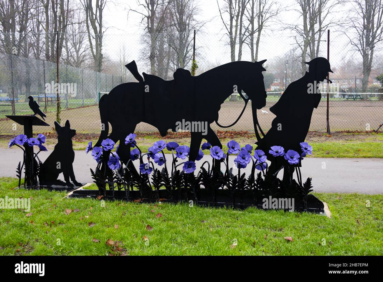 War Horse, Silhouette Memorial aux animaux tués dans le service de guerre.Coquelicots violets.Wyndham Park, Grantham, Lincolnshire, Angleterre. Banque D'Images