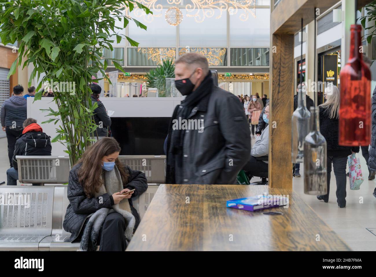 Les acheteurs de Noël sont vus dans le visage couvert à Milton Keynes centre de l'Angleterre Banque D'Images