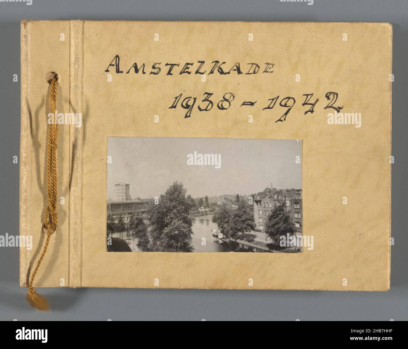 Amstelkade 1938-1942, Album contient des photos de l'intérieur et des photos de l'ouvrier.L'album est de petite taille et contient une petite photo à l'avant avec une vue sur Amsterdam.En beaux caractères, l'album lit, Amstelkade 1938 à 1942., Norbert van den Berg (1901-1972), Amsterdam, dans ou après 1938 - dans ou avant 1942, carton, hauteur 105 mm × largeur 145 mm × épaisseur 10 mm Banque D'Images