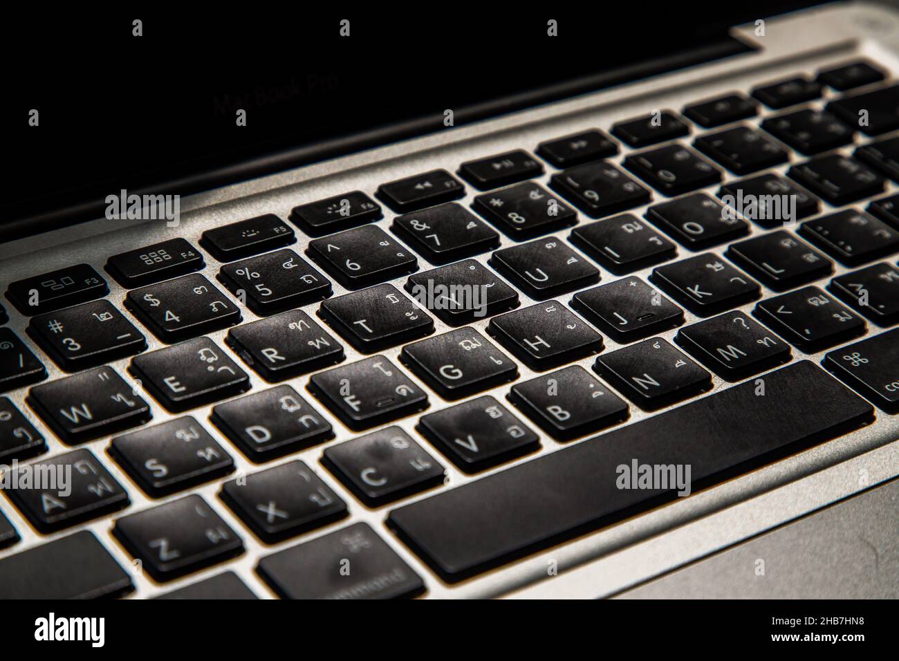 Vue détaillée d'un clavier d'ordinateur portable sur les touches avec contraste  élevé et faible profondeur de champ. Clavier de l'ordinateur, mise au point  sélective Photo Stock - Alamy