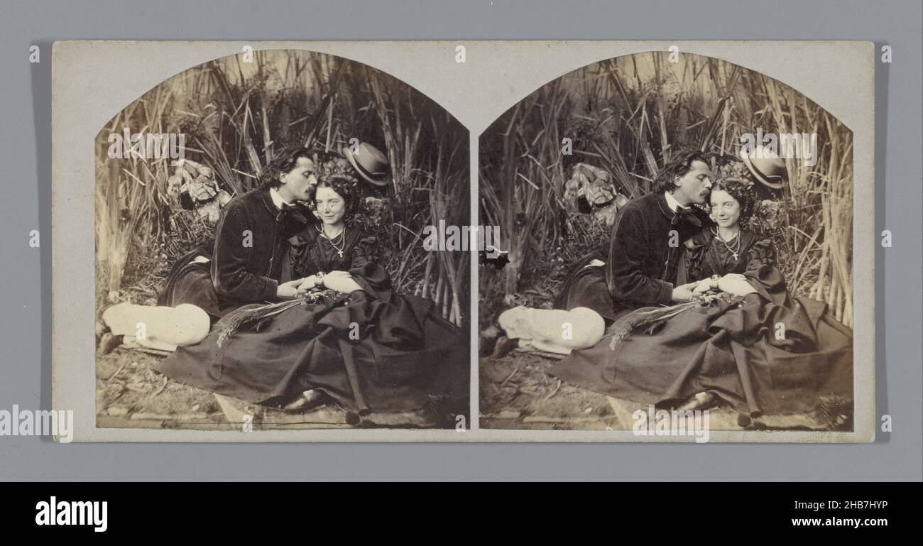 Couple assis dans un champ, anonyme, Paris, c.1860, support photographique, carton, imprimé albumine, hauteur 85 mm × largeur 170 mm Banque D'Images