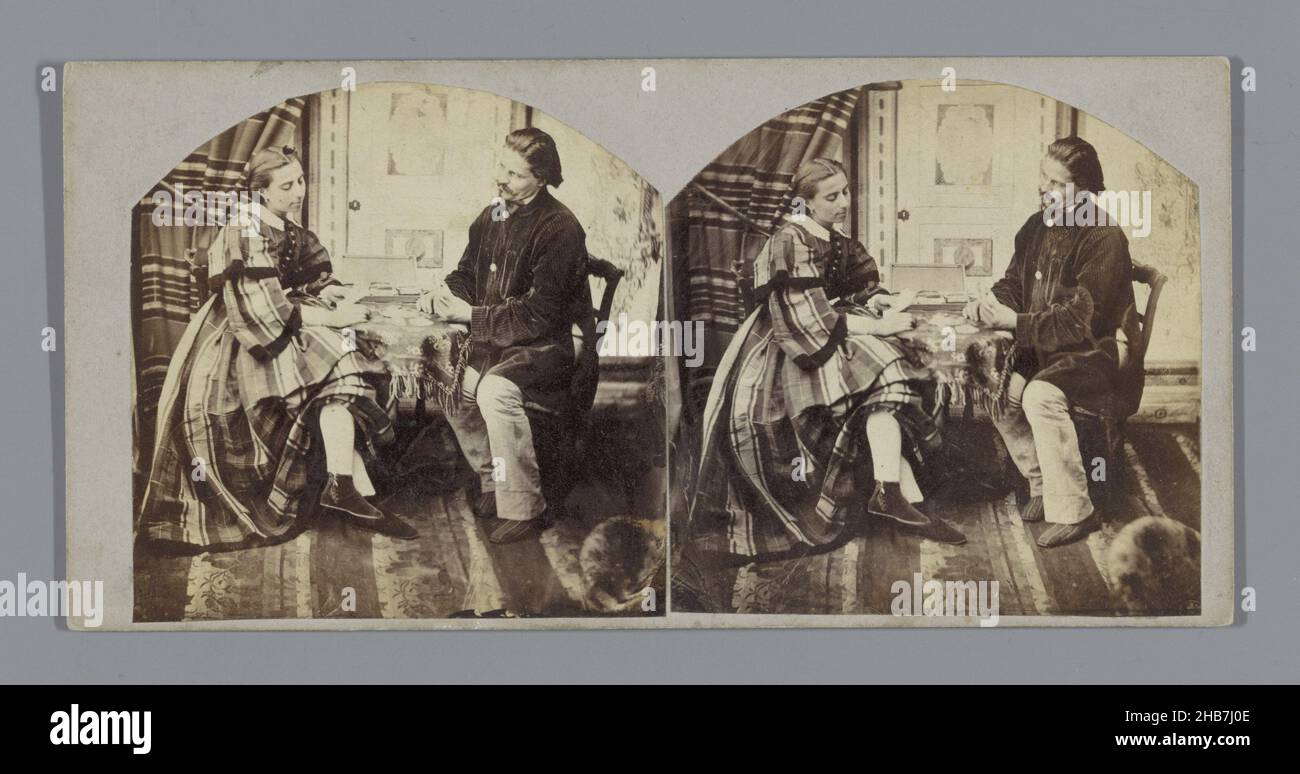 Homme et femme assis à l'intérieur, anonyme, Paris, c.1860, support photographique, carton, imprimé albumine, hauteur 85 mm × largeur 170 mm Banque D'Images
