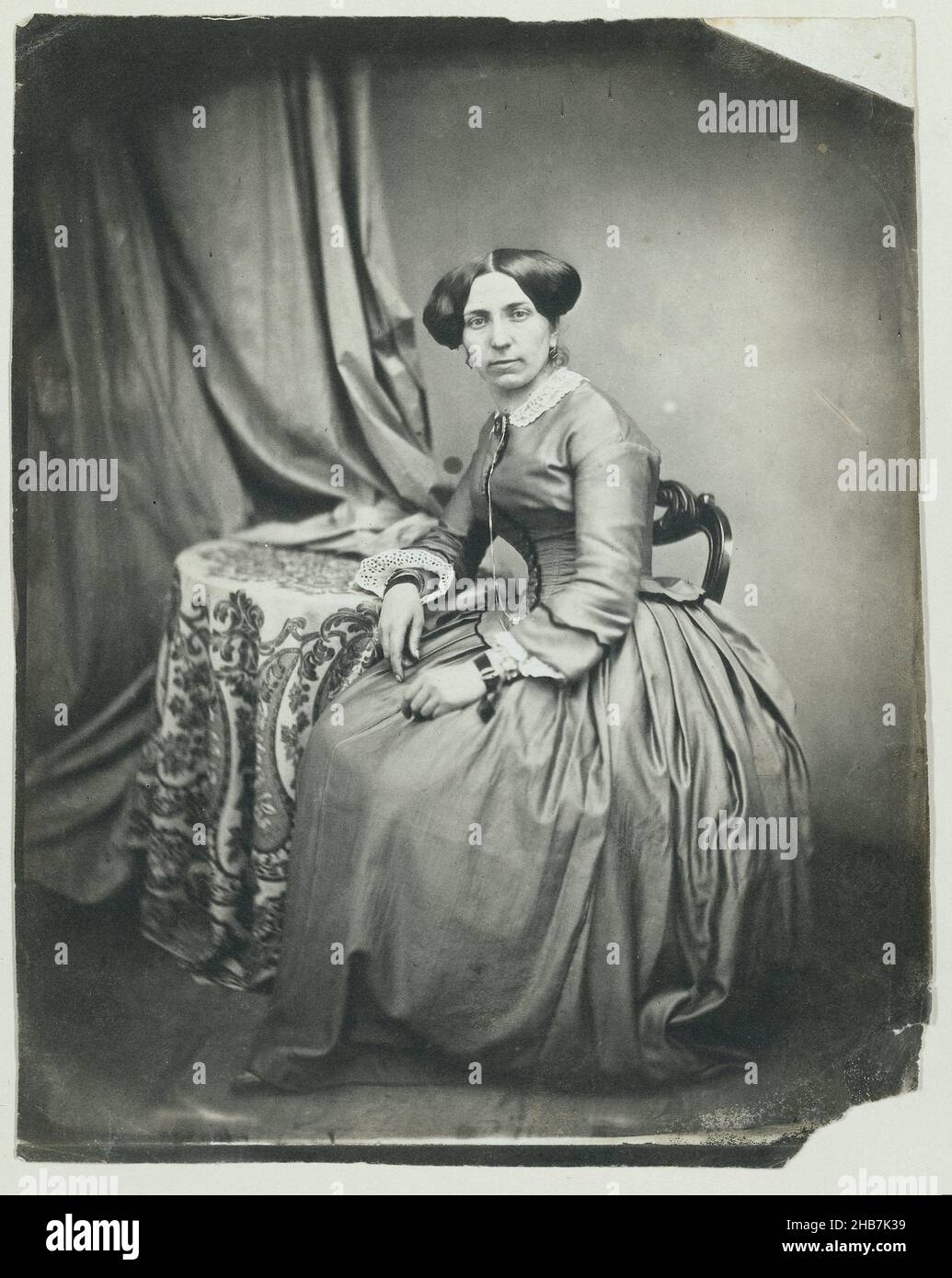 Studio portrait d'une femme, Paris, Eduard Isaac Asser (éventuellement), Amsterdam, fév-1853, papier, imprimé salé,hauteur 221 mm × largeur 174 mm Banque D'Images