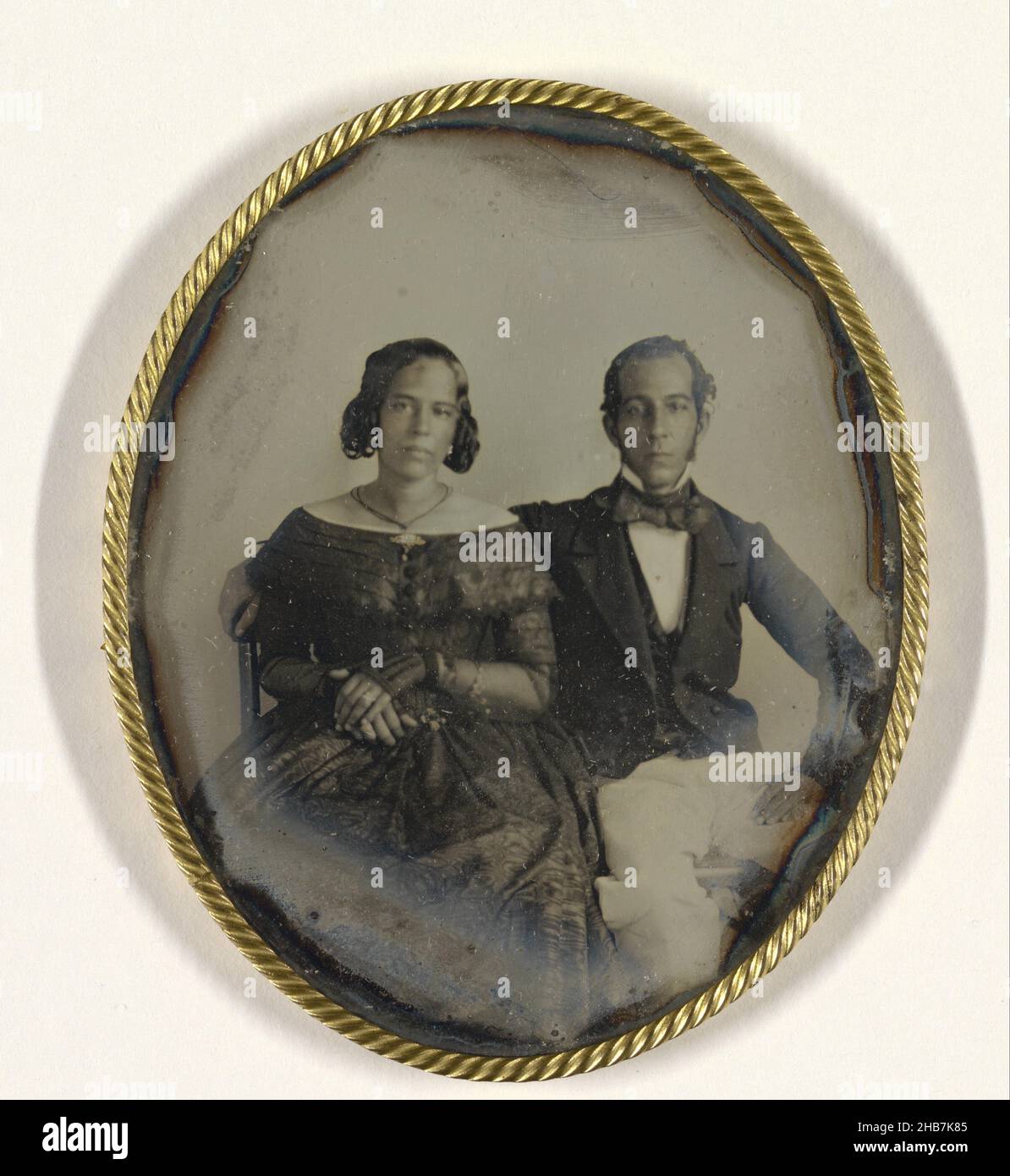 Portrait d'un couple au Suriname, Portrait de Johannes Ellis et de sa femme  Maria Louisa de Hart, J.L. Riker (peut-être), Warren Thomson (peut-être),  Paramaribo (peut-être), c.1846, dekglas : verre, hauteur 94 mm ×