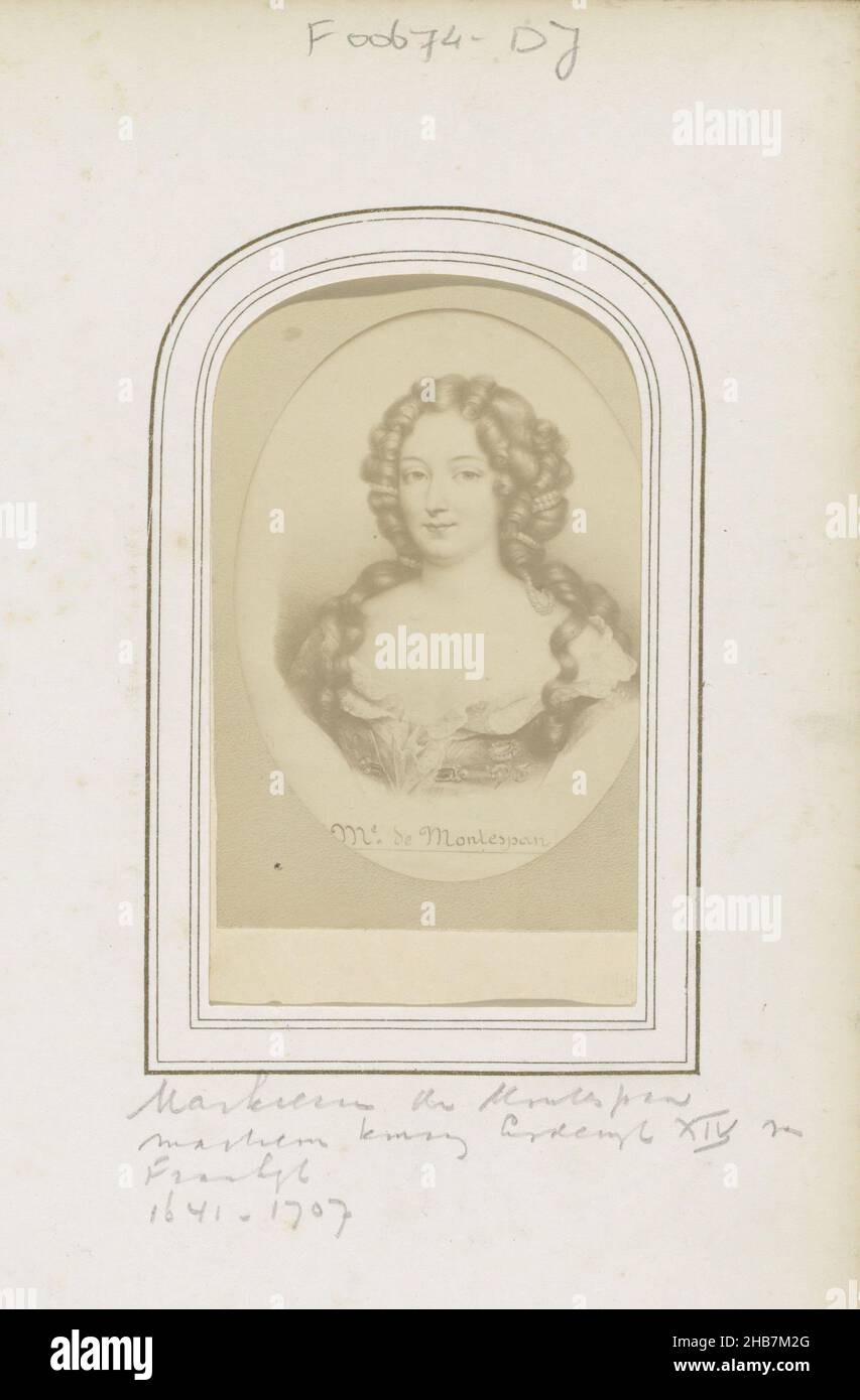 Photoréproduction après (vraisemblablement) un portrait peint de Madame de Montespan, maîtresse du roi Louis XIV de France, M. de Montespan (titre sur objet), partie de l'album photo avec 123 cartes-de-visite de membres de maisons royales européennes, politiciens et personnes bien connues., anonyme, après: Anonyme, 1855 - 1880, carton,papier, imprimé albumine, hauteur 81 mm × largeur 57 mm hauteur 105 mm × largeur 63 mm Banque D'Images