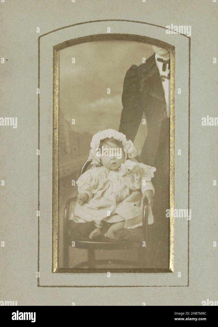 Portrait d'un bébé portant un chapeau, partie de l'album avec 12 photographies d'automobiles d'une famille anglaise., anonyme, Angleterre, c.1890 - c.1910, carton, papier, hauteur 62 mm × largeur 30 mm Banque D'Images