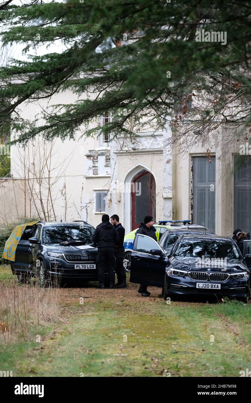 Hereford, Herefordshire,Royaume-Uni - vendredi 17th décembre 2021 - les policiers ont fouiller une propriété vide dans la région de Venns Lane à Hereford dans le cadre de leur enquête sur la personne disparue Janet Edwards - l'ancienne infirmière de 66 ans a été vue pour la dernière fois il y a une semaine à Hereford le vendredi 10th décembre 2021- photo Steven May / Alamy Live News Banque D'Images