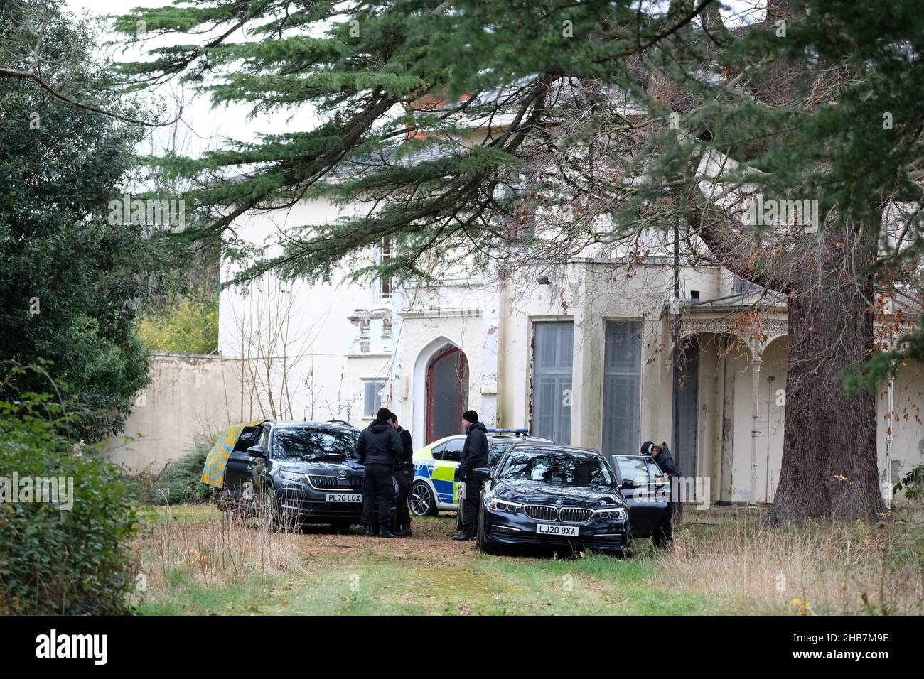 Hereford, Herefordshire,Royaume-Uni - vendredi 17th décembre 2021 - les policiers ont fouiller une propriété vide dans la région de Venns Lane à Hereford dans le cadre de leur enquête sur la personne disparue Janet Edwards - l'ancienne infirmière de 66 ans a été vue pour la dernière fois il y a une semaine à Hereford le vendredi 10th décembre 2021- photo Steven May / Alamy Live News Banque D'Images