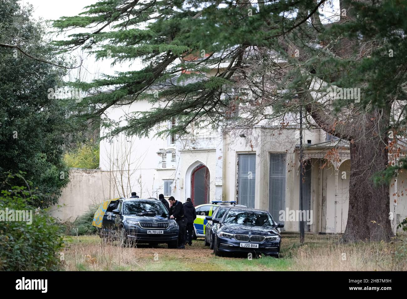 Hereford, Herefordshire,Royaume-Uni - vendredi 17th décembre 2021 - les policiers ont fouiller une propriété vide dans la région de Venns Lane à Hereford dans le cadre de leur enquête sur la personne disparue Janet Edwards - l'ancienne infirmière de 66 ans a été vue pour la dernière fois il y a une semaine à Hereford le vendredi 10th décembre 2021- photo Steven May / Alamy Live News Banque D'Images