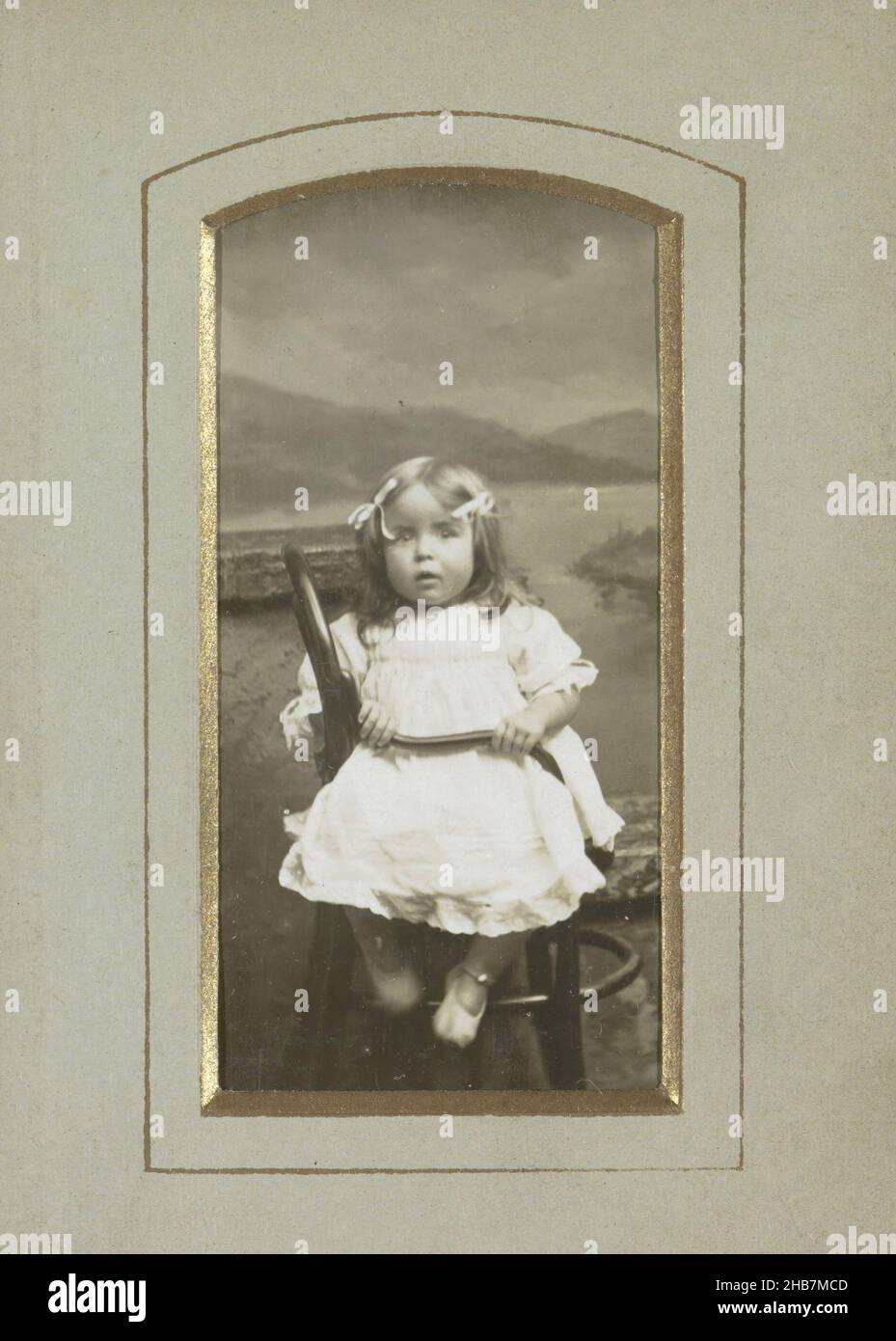 Portrait d'une jeune fille dans une robe, partie de l'album avec 12 photographies automatiques d'une famille anglaise., anonyme, Angleterre, c.1890 - c.1910, carton, papier, hauteur 62 mm × largeur 30 mm Banque D'Images