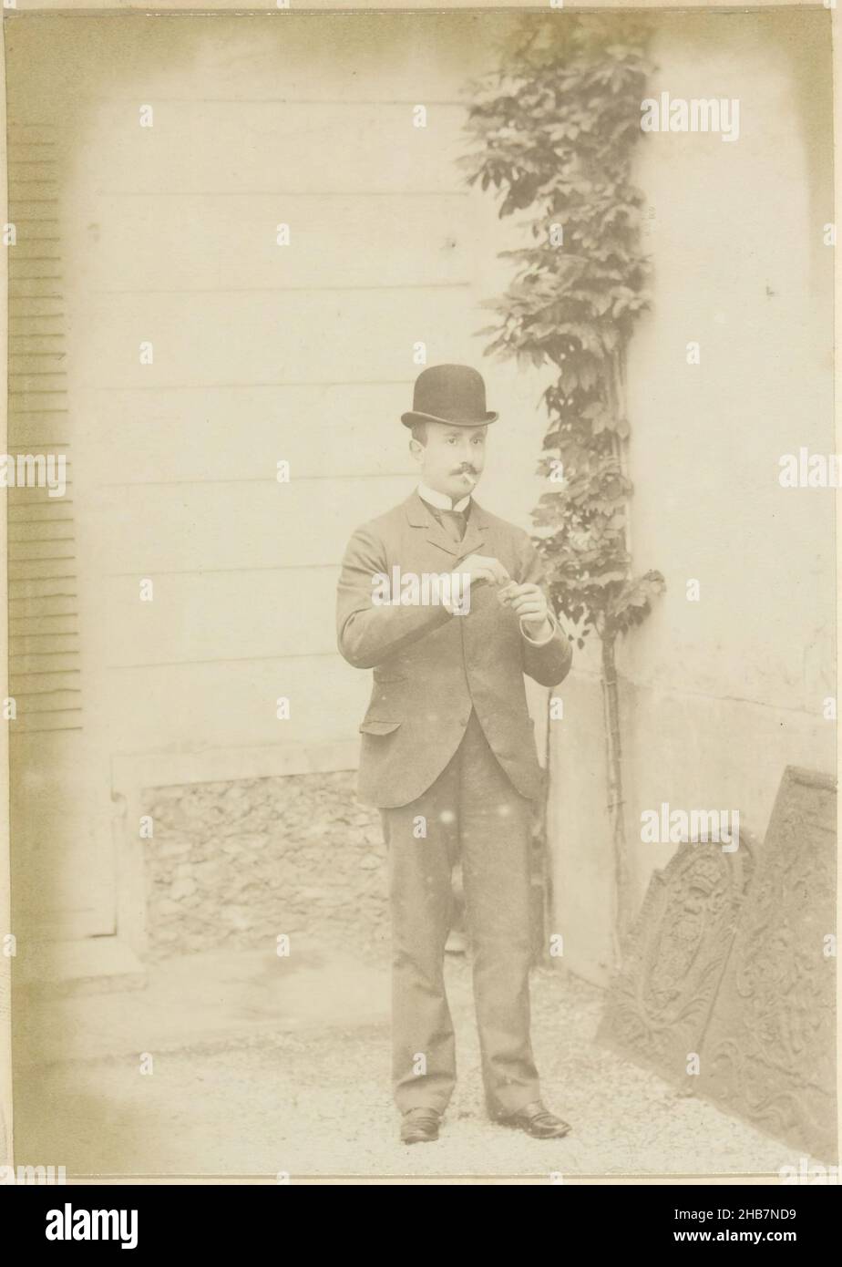Portrait d'un homme français portant un chapeau de melon, éclairant une cigarette, partie d'un album photo d'un photographe amateur français avec des photos de famille, distillerie Delizy & amp; Doistu fils, l'armée et les lieux d'intérêt en France., anonyme, France, c.1900 - c.1910, papier, imprimé albumine, hauteur 160 mm × largeur 114 mm Banque D'Images