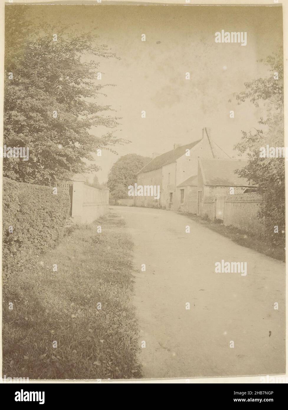 Village Street en France, partie d'un album photo d'un photographe amateur français avec des photos d'une famille, d'une distillerie Delizy & amp; Doistau fils, de l'armée et des lieux d'intérêt en France., anonyme, France, c.1900 - c.1910, papier, imprimé albumine, hauteur 153 mm × largeur 116 mm Banque D'Images