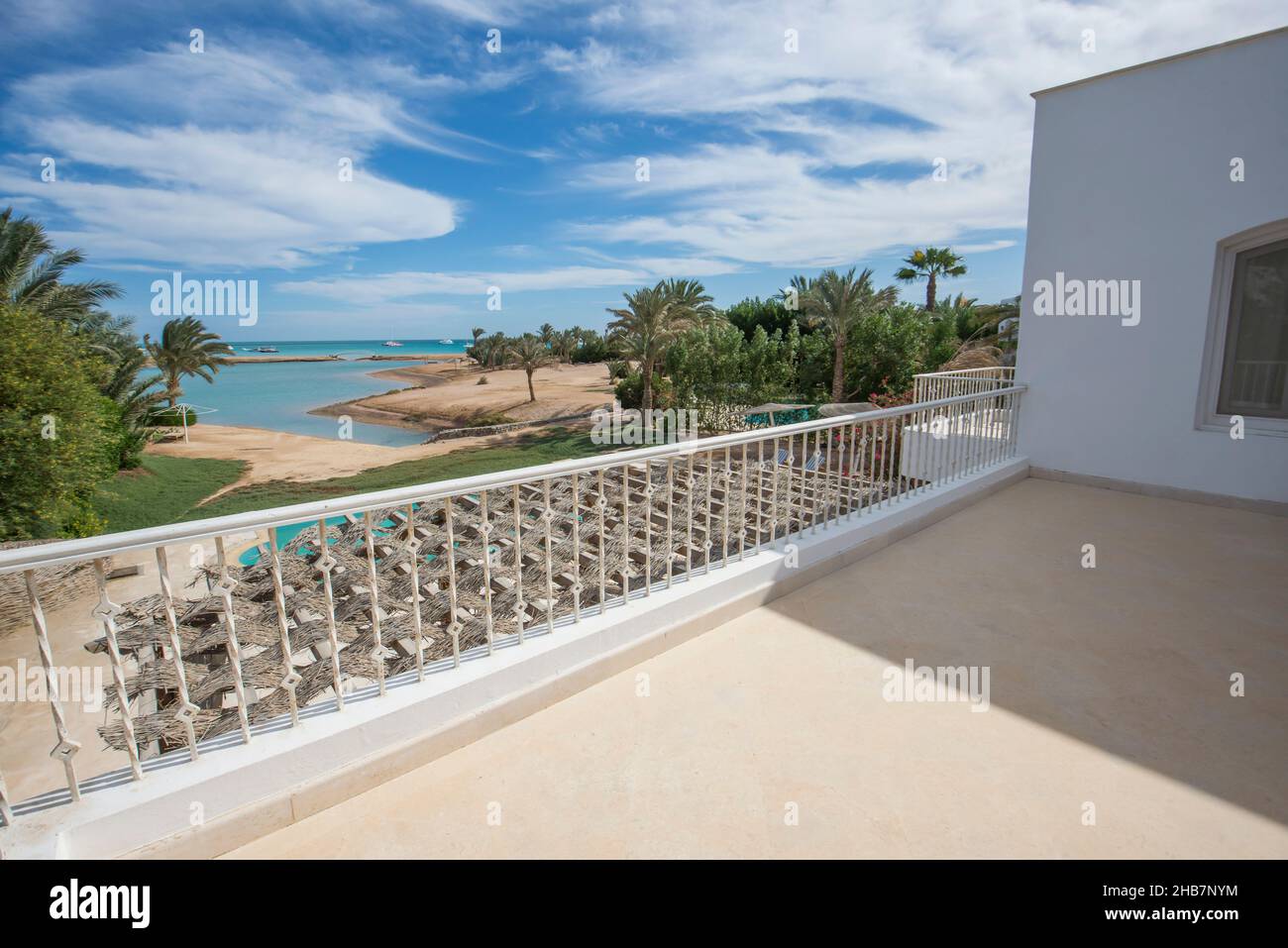 Vue sur la mer depuis la terrasse du patio de la luxueuse villa de vacances dans un complexe tropical avec des rampes et un lagon Banque D'Images