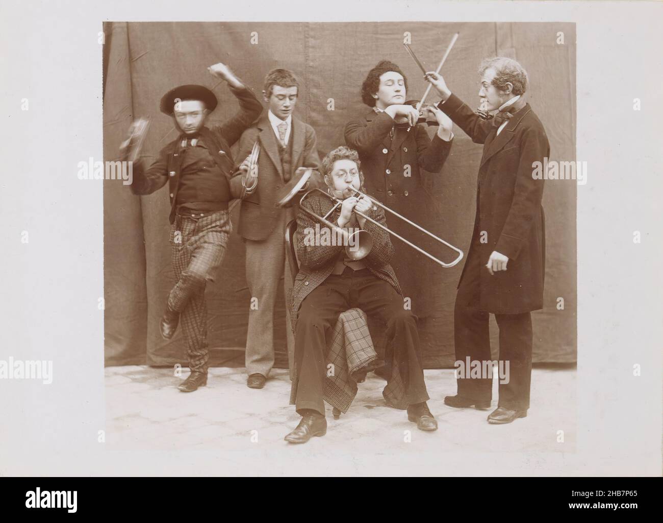 Portrait de groupe d'une société en costumes avec instruments de musique, vraisemblablement des acteurs amateurs français, partie d'un album photo d'un photographe amateur français avec des photos d'une famille, distillerie Delizy & amp; Doistau fils, l'armée et les lieux d'intérêt en France., anonyme, France, c.1900 - c.1910, papier, support photographique, hauteur 115 mm × largeur 160 mm Banque D'Images