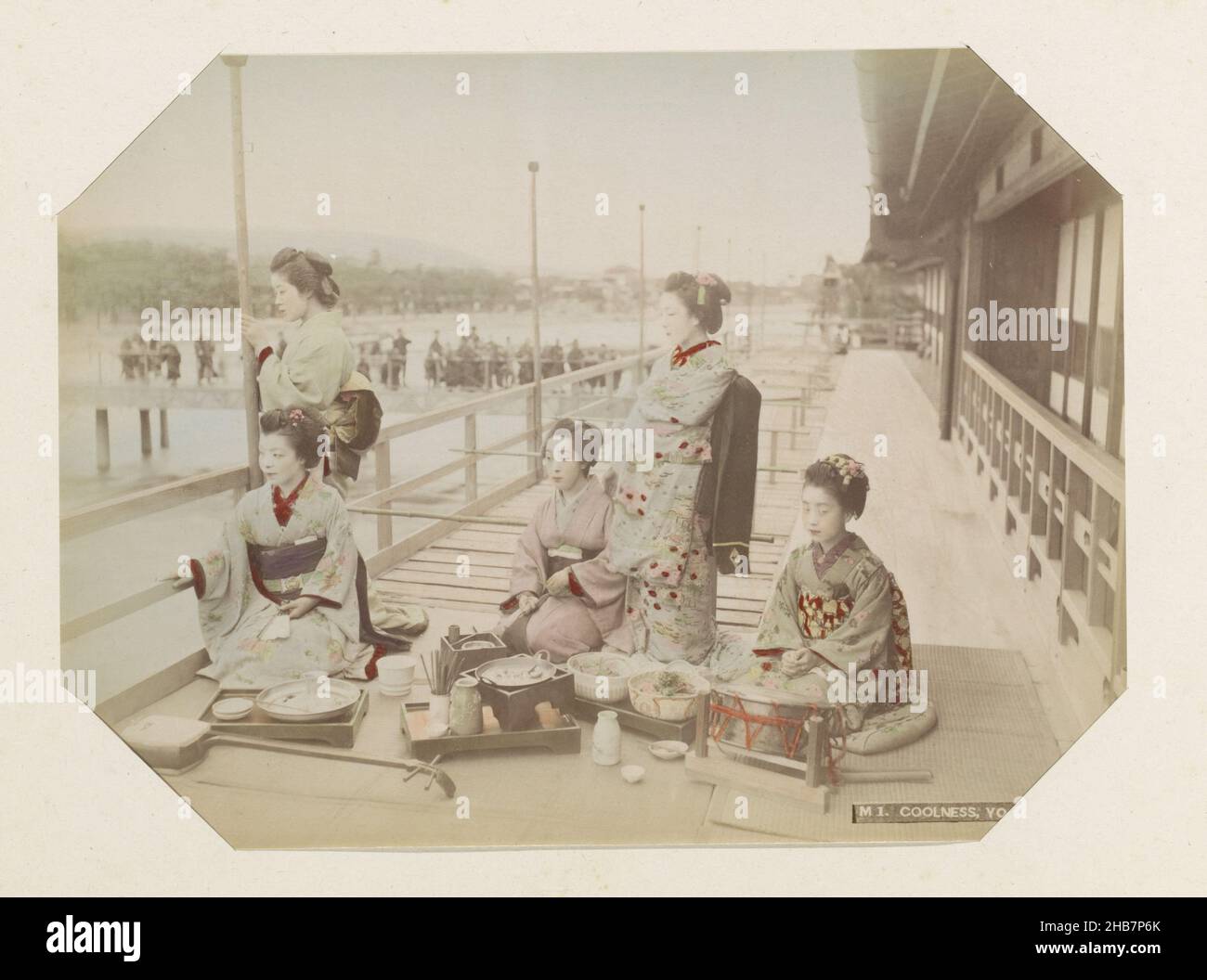 Portrait de groupe de cinq femmes japonaises à un repas à Kyoto, cool, Yojio, Kyoto (titre sur objet), partie de photo album d'enregistrements de sites au Japon et portraits de studio., anonyme, Kyoto, c.1870 - c.1900, support photographique, peinture (revêtement), imprimé albumine, hauteur 199 mm × largeur 266 mm Banque D'Images
