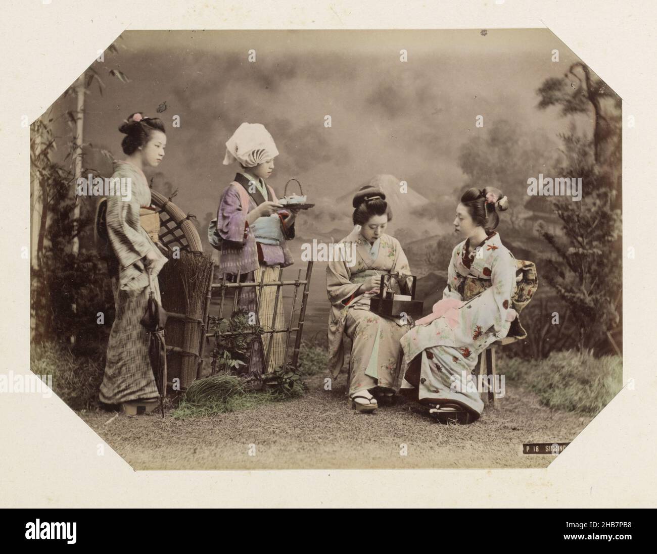 Portrait de groupe de quatre femmes japonaises avec thé, chant filles (titre sur objet), partie de photo album d'enregistrements de sites au Japon et portraits de studio., anonyme, Japon, c.1870 - c.1900, support photographique, peinture (revêtement), imprimé albumine, hauteur 198 mm × largeur 266 mm Banque D'Images