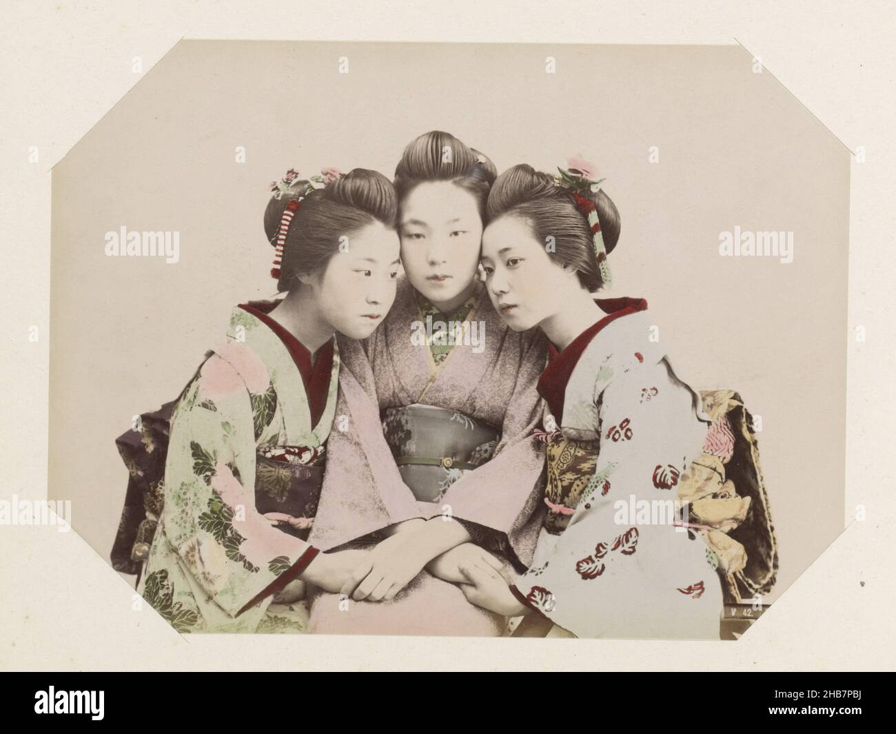 Portrait de groupe de trois filles japonaises, chant des filles (titre sur objet), partie de photo album des enregistrements de sites au Japon et des portraits de studio., anonyme, Japon, c.1870 - c.1900, support photographique, peinture (revêtement), imprimé albumine, hauteur 199 mm × largeur 265 mm Banque D'Images