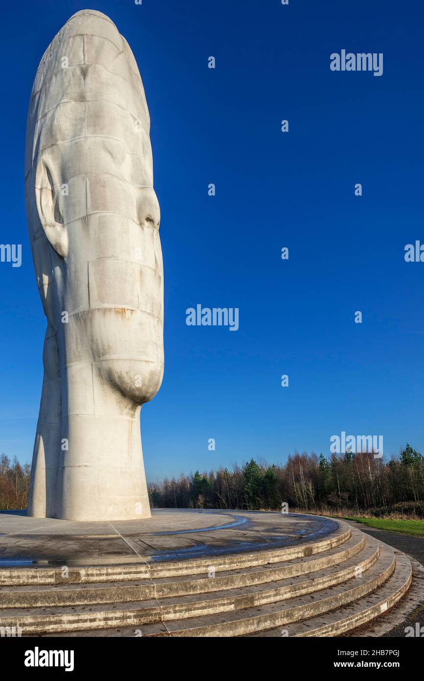 La statue de rêve d'une fille se dirige au Sutton Manor Woodlands sur l'ancien site de la collierie. Banque D'Images