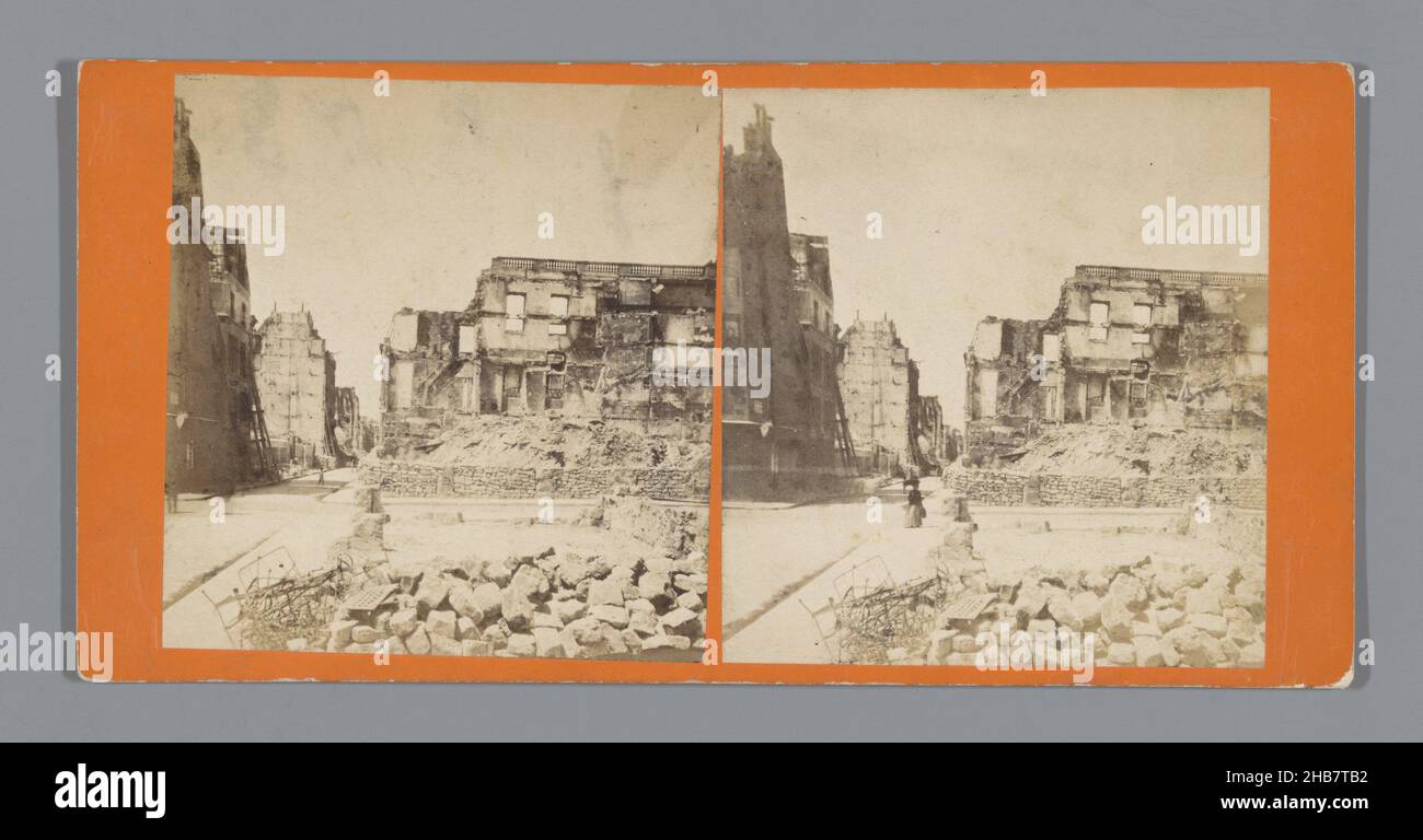 Ruines de la rue de Lille à Paris, suite à l'écrasement de la commune de Paris, anonyme, Paris, 1871, carton,imprimé albumine, hauteur 85 mm × largeur 170 mm Banque D'Images