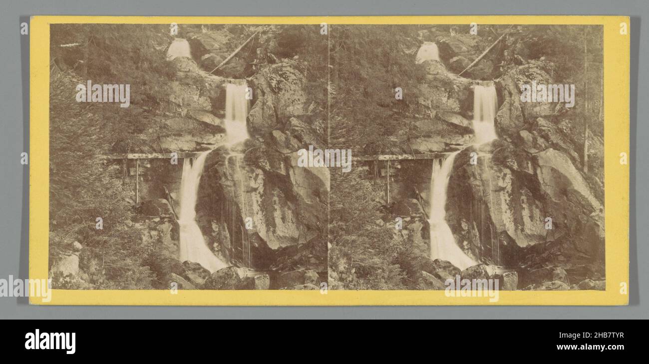 Cascades de Triberg, Die Triberger Wasserfälle (titre sur objet), anonyme, Triberg im Schwarzwald, c.1865 - c.1875, carton, imprimé albumine, hauteur 85 mm × largeur 170 mm Banque D'Images