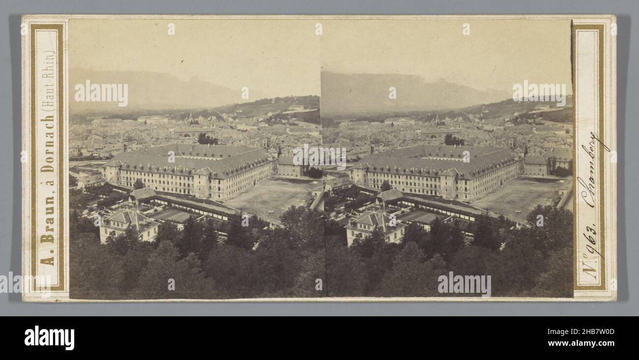 Vue de Chambéry, vue de la Colline de Bellevue, devant l'ancienne caserne militaire carré Curial avec derrière elle la cathédrale Saint-François-de-salles, au loin Mont du Chat, Chambéry (titre sur objet), anonyme, éditeur: Adolphe Braun & Cié (mentionné sur objet), Chambéry, éditeur: Dornach, 1860 - 1866, papiercarton, imprimé albumine, hauteur 85 mm × largeur 177 mm Banque D'Images Vue de Chambéry, vue de la Colline de Bellevue, devant l'ancienne caserne militaire carré Curial avec derrière elle la cathédrale Saint-François-de-salles, au loin Mont du Chat, Chambéry (titre sur objet), anonyme, éditeur: Adolphe Braun & Cié (mentionné sur objet), Chambéry, éditeur: Dornach, 1860 - 1866, papiercarton, imprimé albumine, hauteur 85 mm × largeur 177 mm Banque D'Images