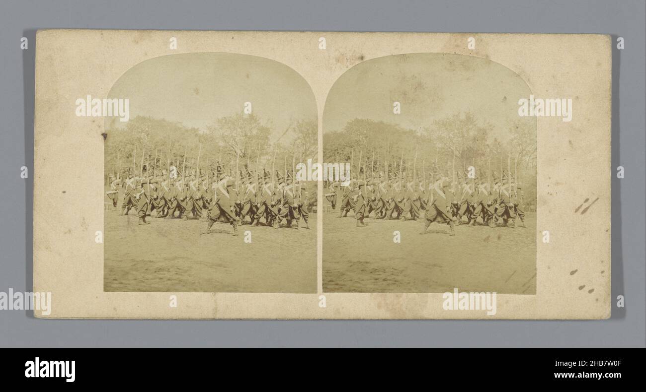 La marche des soldats français, anonyme, France, c.1860 - c.1880, carton, imprimé albumine, hauteur 85 mm × largeur 170 mm Banque D'Images