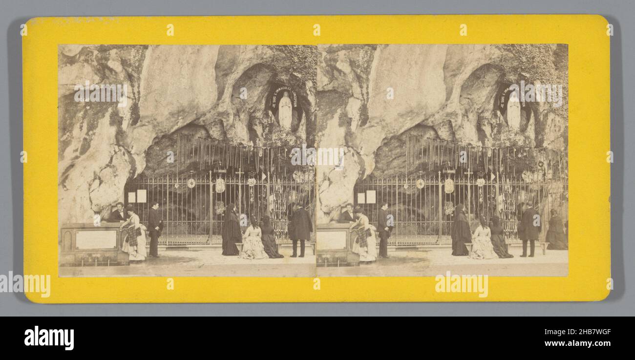 Grotte de Massabielle à Lourdes, Provost Père et fils (mentionné à l'objet), Lourdes, c.1860 - c.1880, carton, imprimé albumine, hauteur 85 mm × largeur 170 mm Banque D'Images