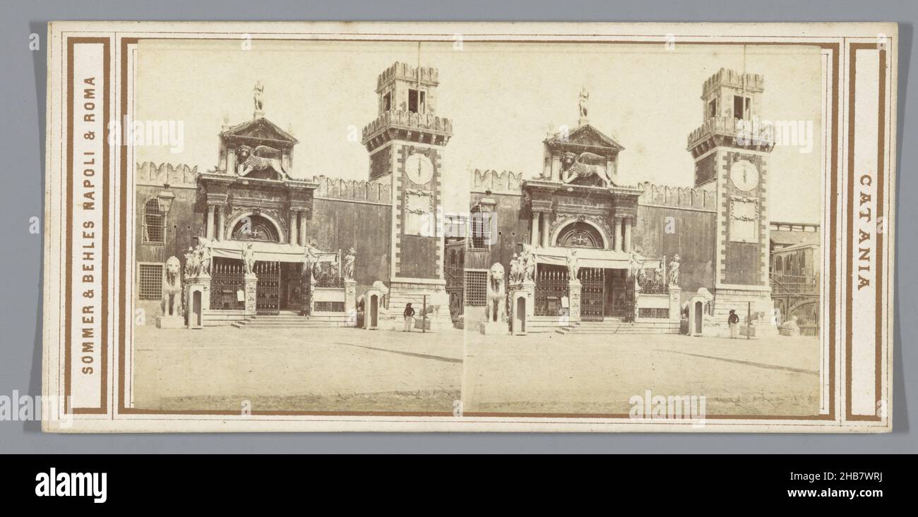 Vue de la Porta Magna de l'Arsenale à Venise, Catane (titre de la série sur l'objet), Sommer & Behles (mentionné sur l'objet), Venise, c.1860 - c.1880, support photographique, carton, imprimé albumine, hauteur 84 mm × largeur 175 mm Banque D'Images