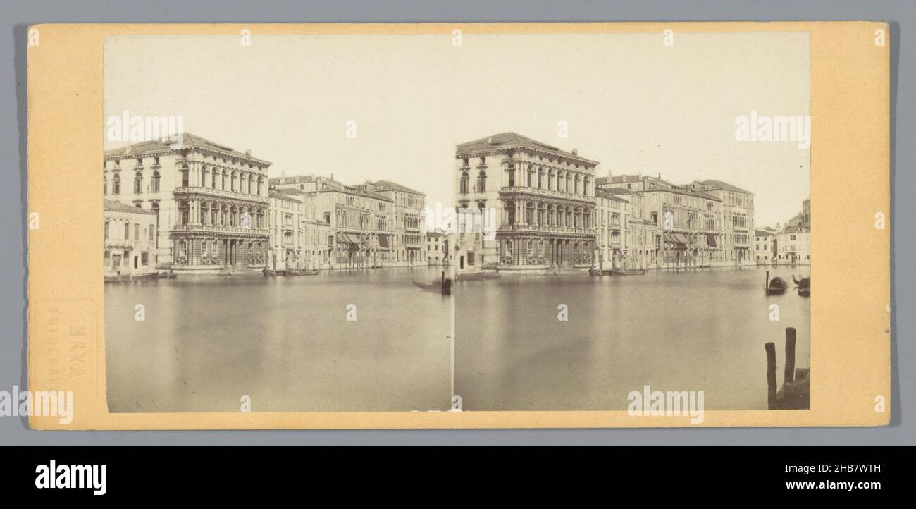 Vue de CA' Rezzonico, Palazzo Giustinien et CA' Foscari à Venise, Carlo Naya (mentionné sur l'objet), Venise, c.1850 - c.1880, support photographique, carton, imprimé albumine, hauteur 82 mm × largeur 175 mm Banque D'Images