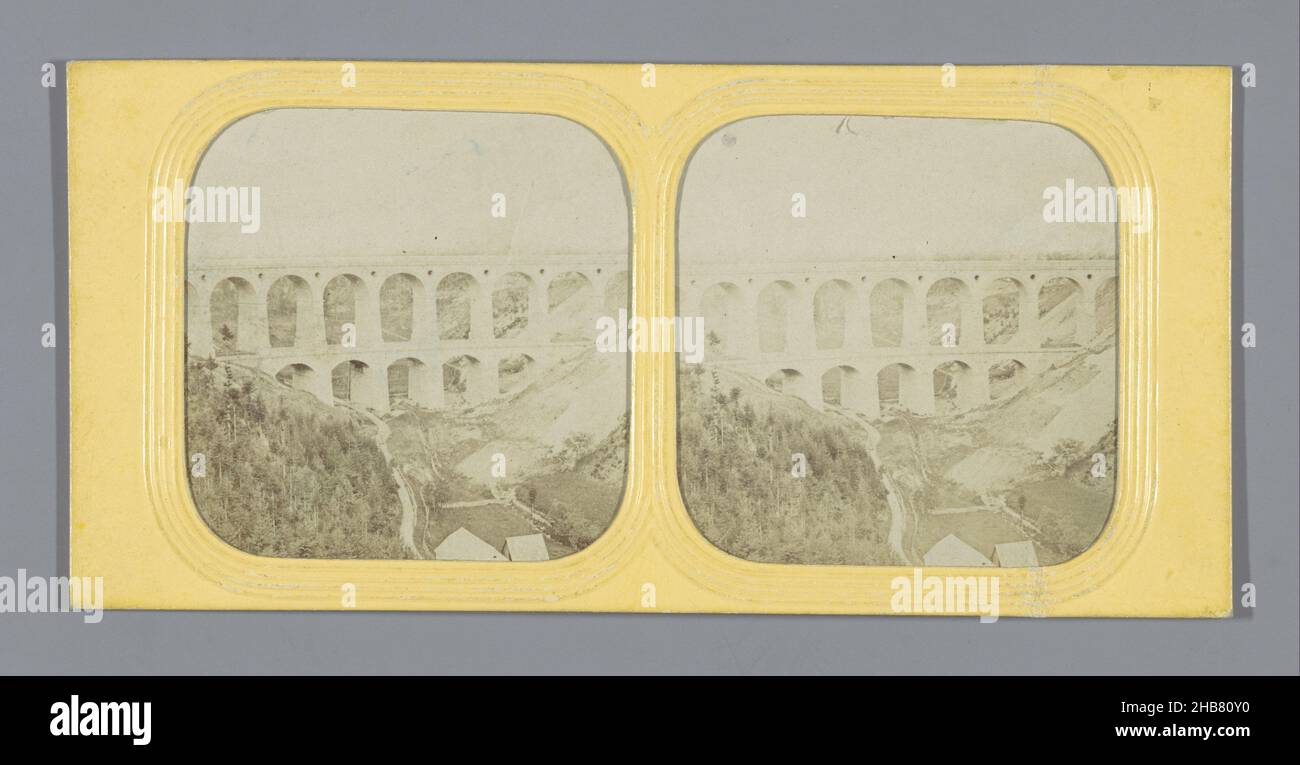 Aqueduc en Allemagne, Vallée d'Arlitz (titre sur objet), Allemagne (titre de série sur objet), anonyme, Allemagne, 1855 - 1875, support photographique,papier, imprimé albumine, découpe, perforant, hauteur 80 mm × largeur 170 mm Banque D'Images